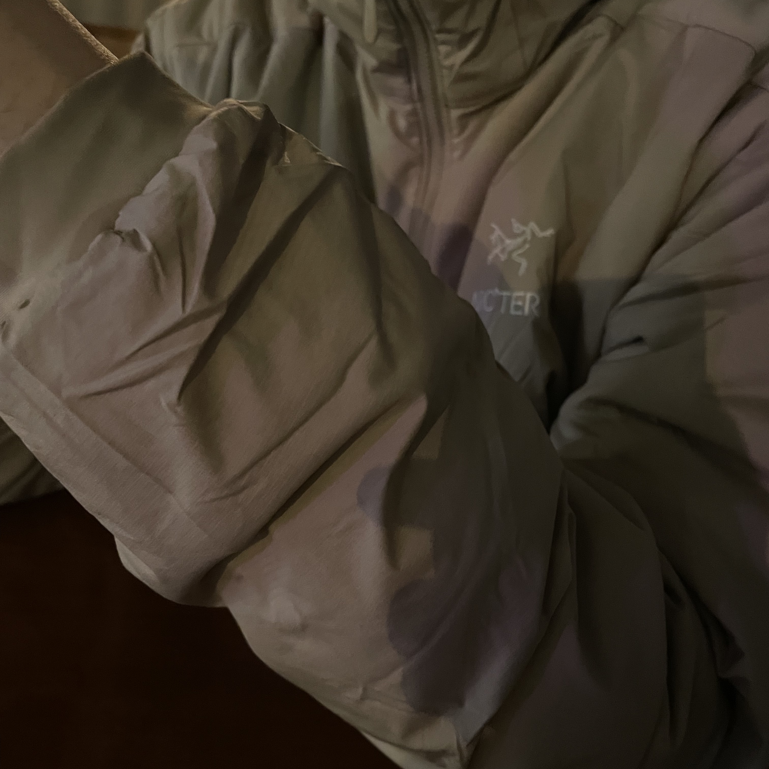 Arc'teryx Atom Hoody Smoke Bluff 착용 스타일