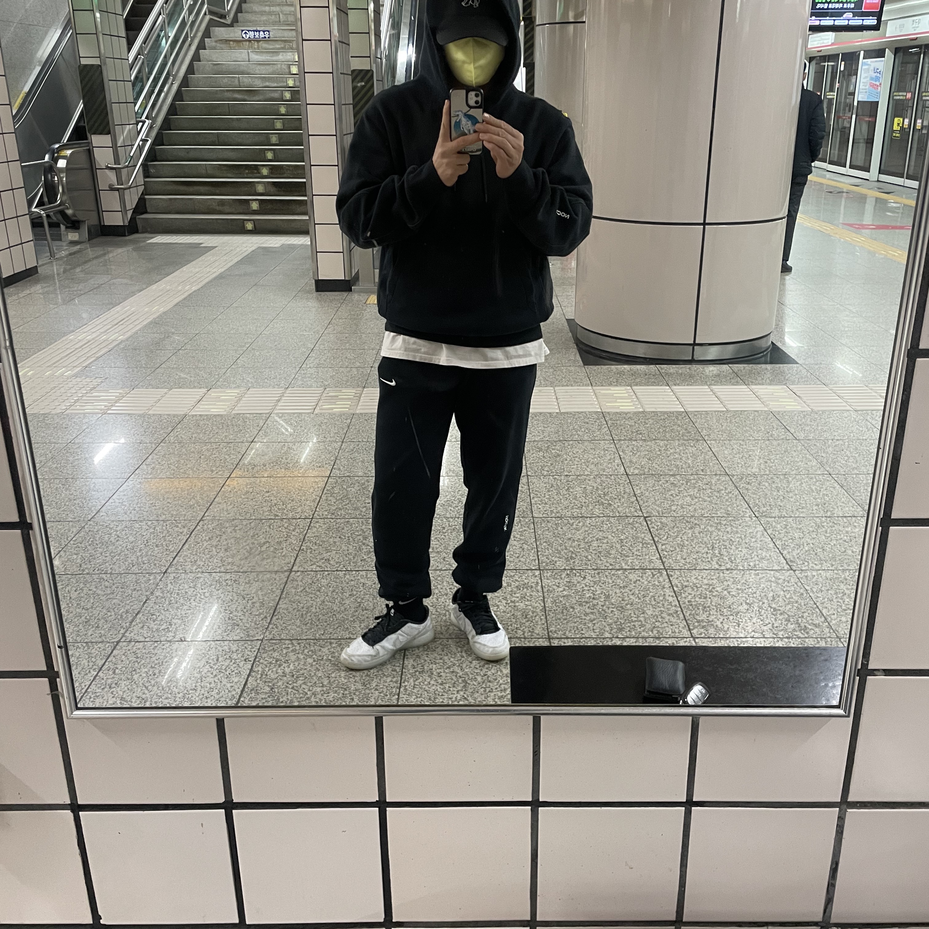 Nike x Drake Nocta Fleece Hoodie Black (FN7659-010) 착용 스타일 - 2