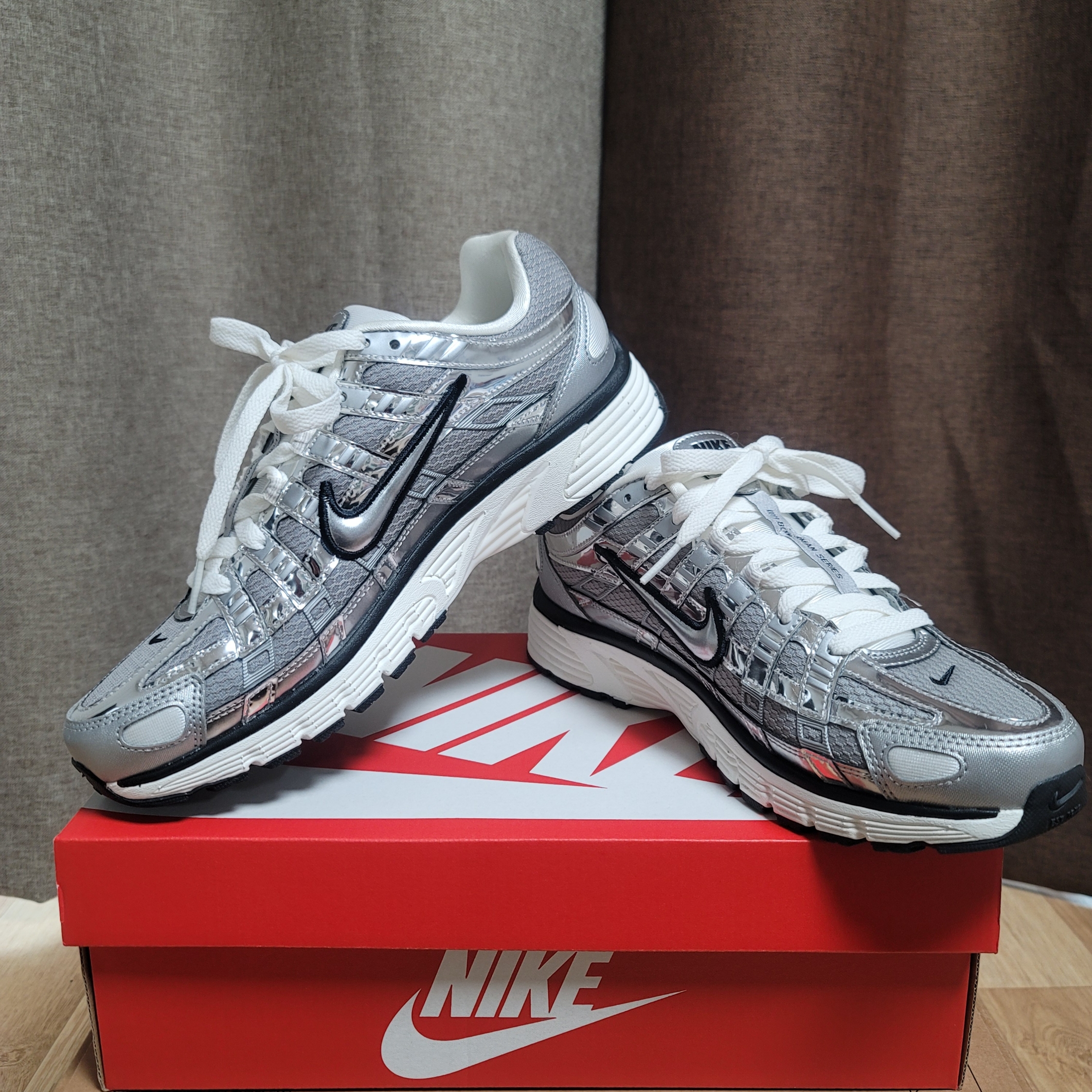 Nike P-6000 Metallic Silver 착용 스타일 - 1