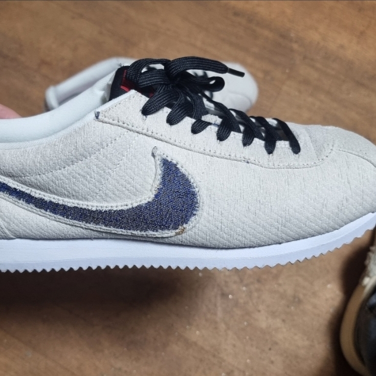 Nike x Stranger Things Classic Cortez Sail Upside Down Pack 착용 스타일