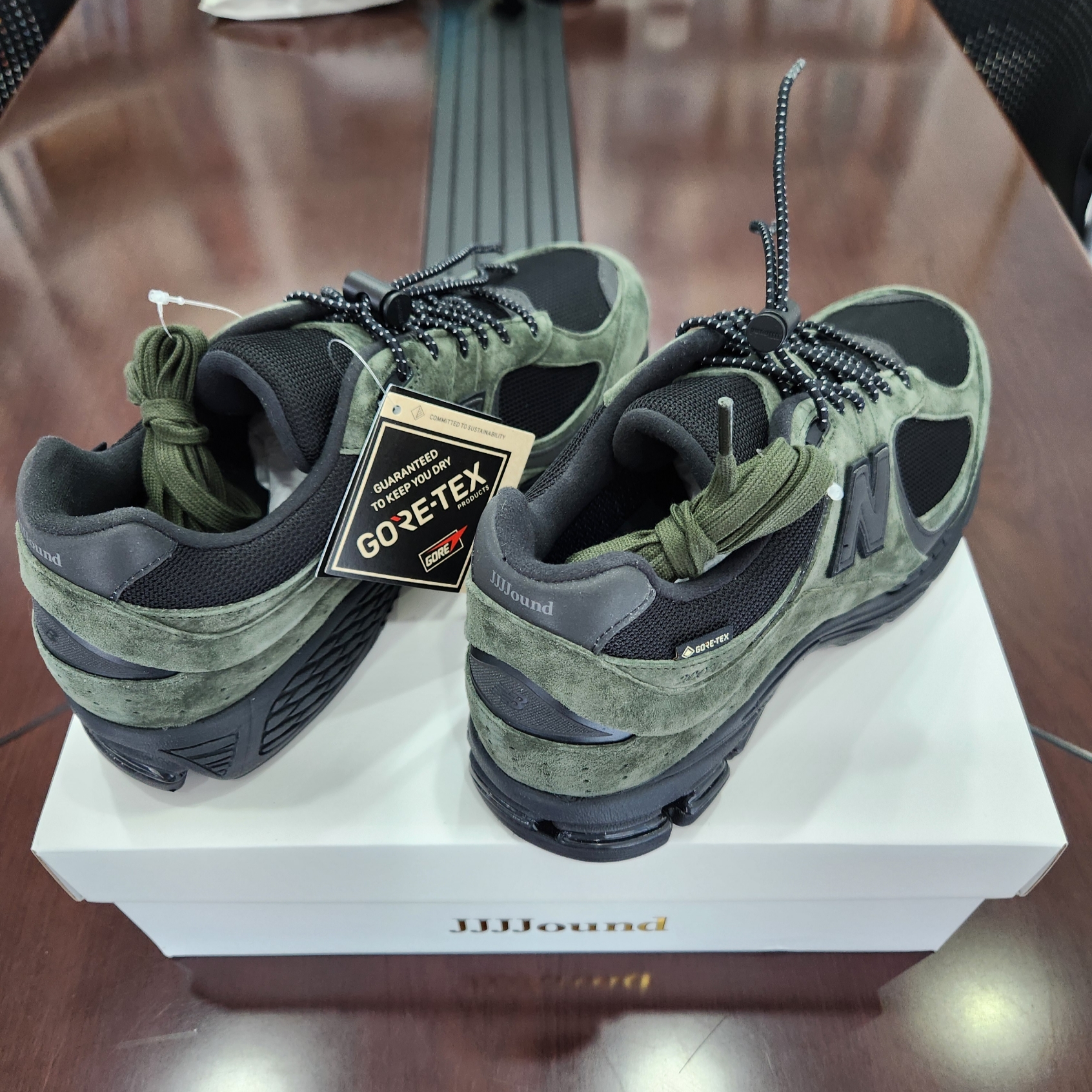 New Balance x JJJJound 2002R Gore-Tex Pine 착용 스타일 - 3