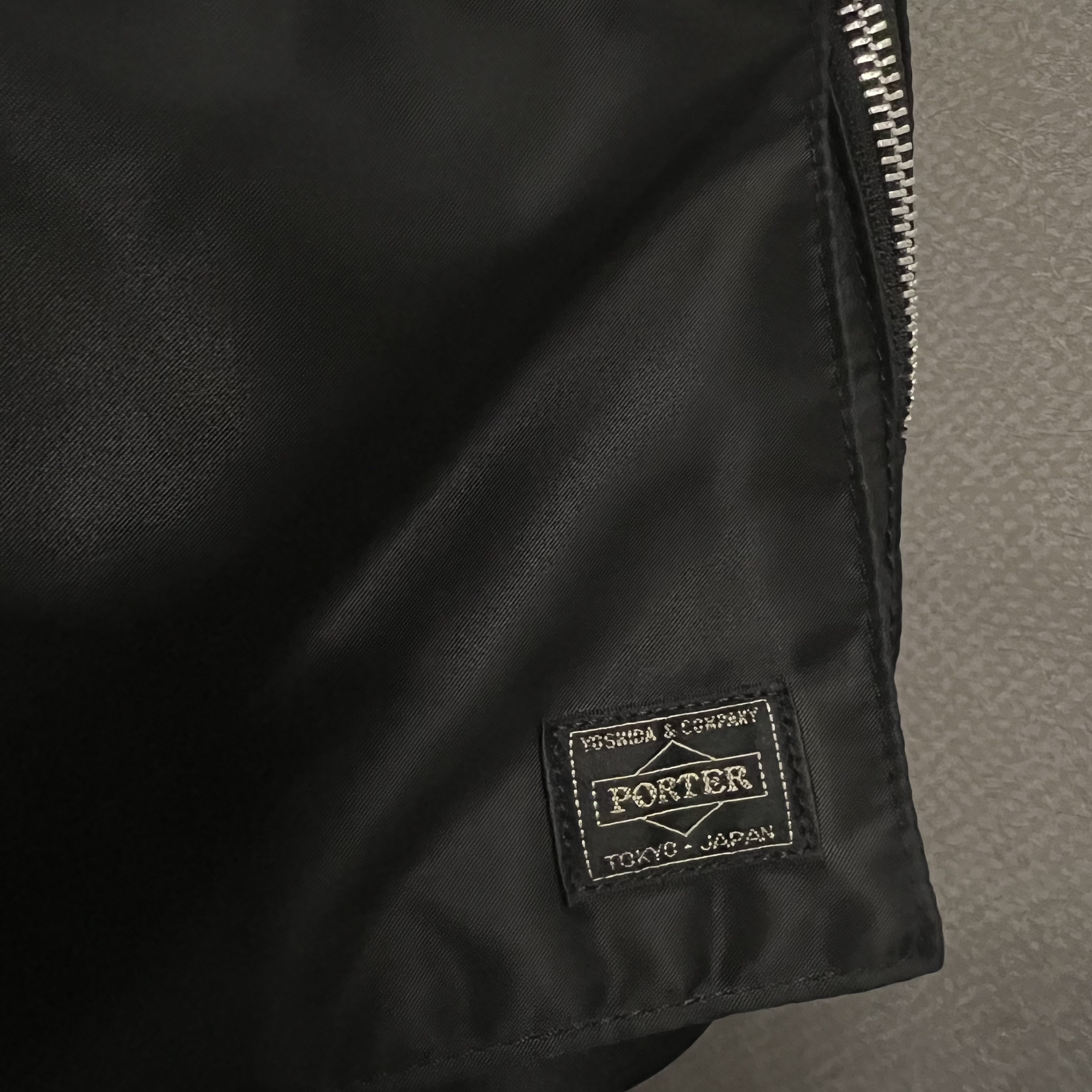 Porter Tanker Backpack Black 착용 스타일 - 4