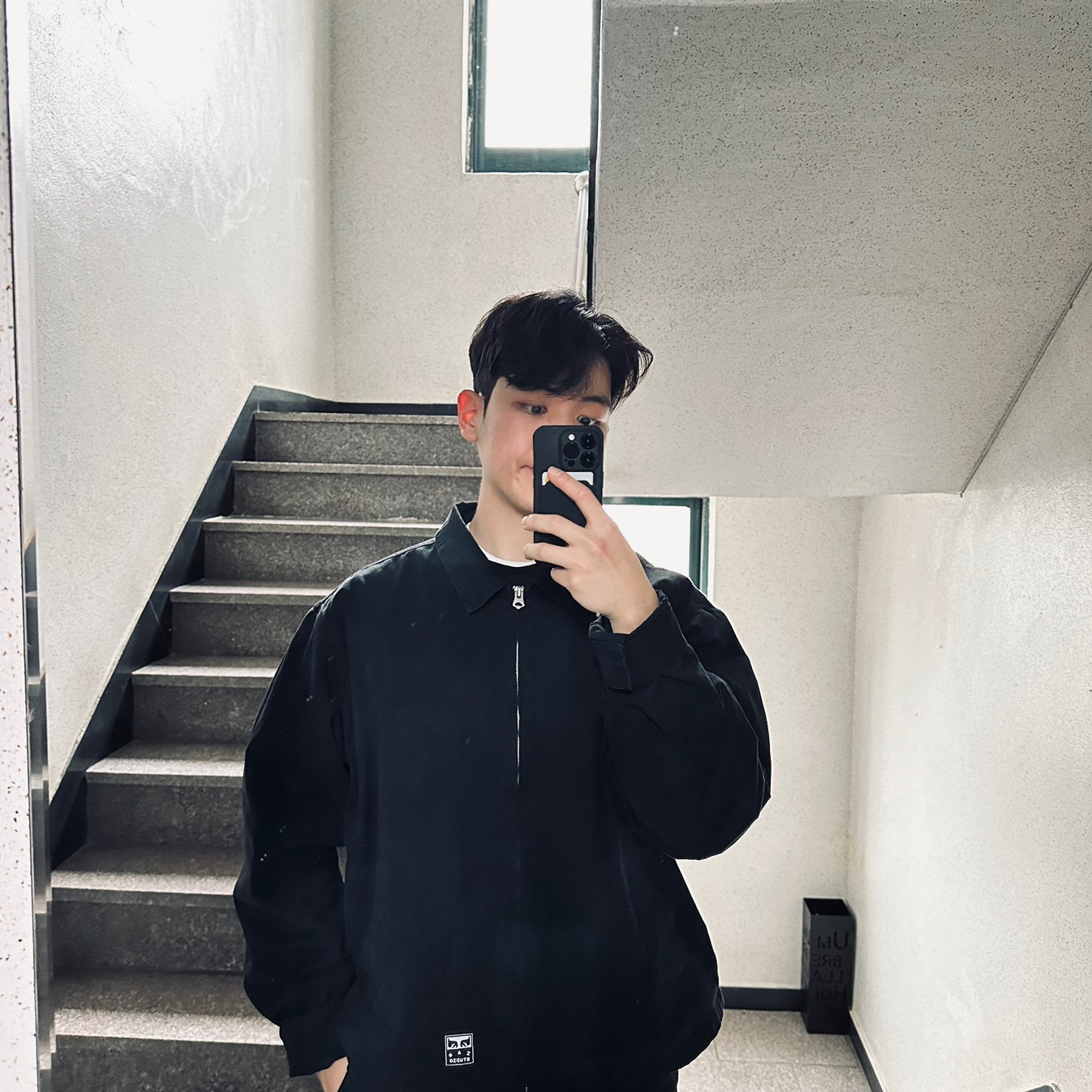 IAB Studio x Obey Poster Zip Jacket Anthracite 착용 스타일