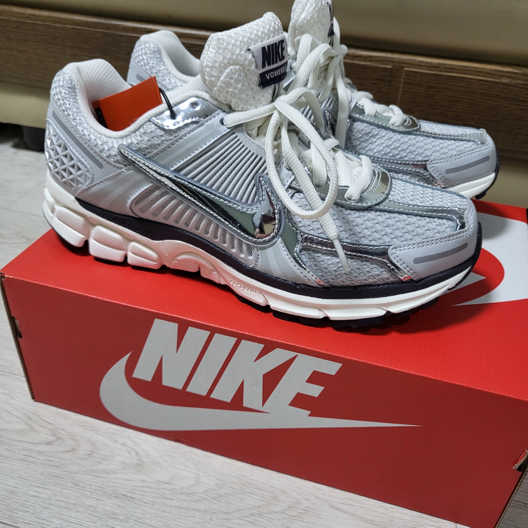(W) Nike Zoom Vomero 5 Photon Dust and Metallic Silver 착용 스타일 - 3
