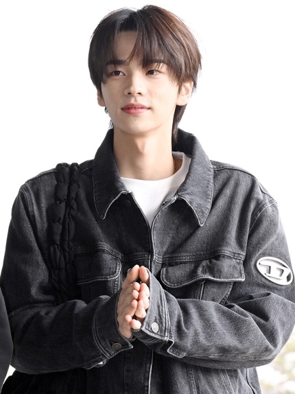 Diesel D-Barcy-Fsc Regular-Fit Denim Jacket with Plaque Black Dark Grey 착용 스타일