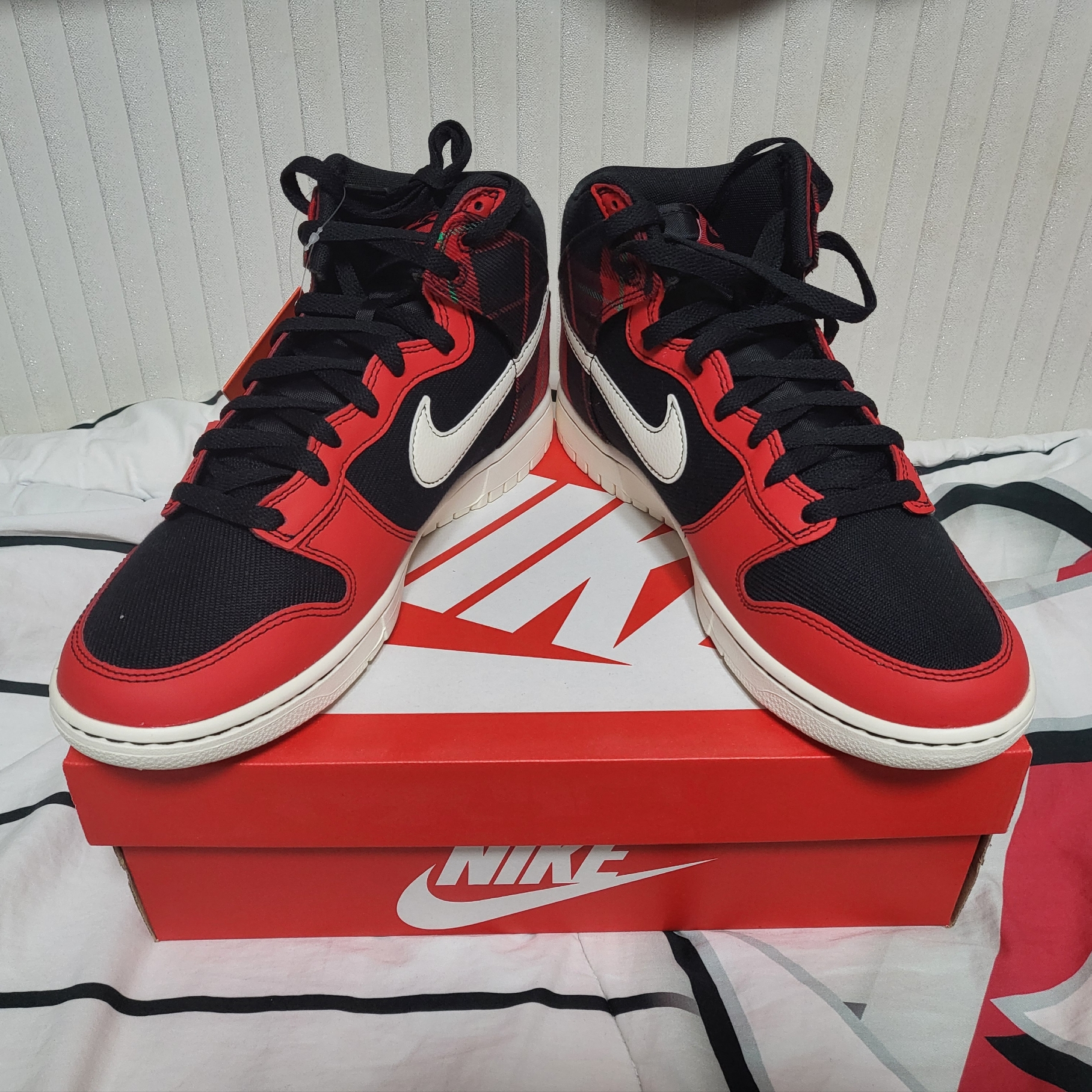 Nike Dunk High Black and University REd 착용 스타일