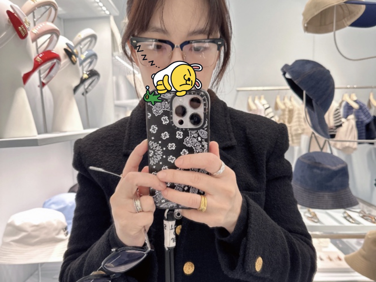 (W) Miu Miu Runway Sunglasses Blue Lenses Black Acetate 착용 스타일 - 1