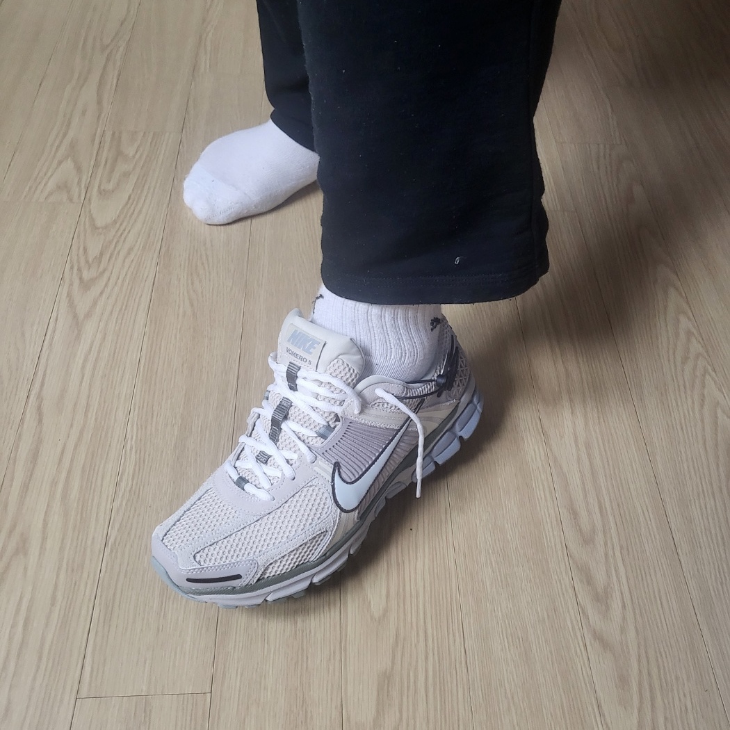 Nike Zoom Vomero 5 SE Light Orewood Brown 착용 스타일 - 2