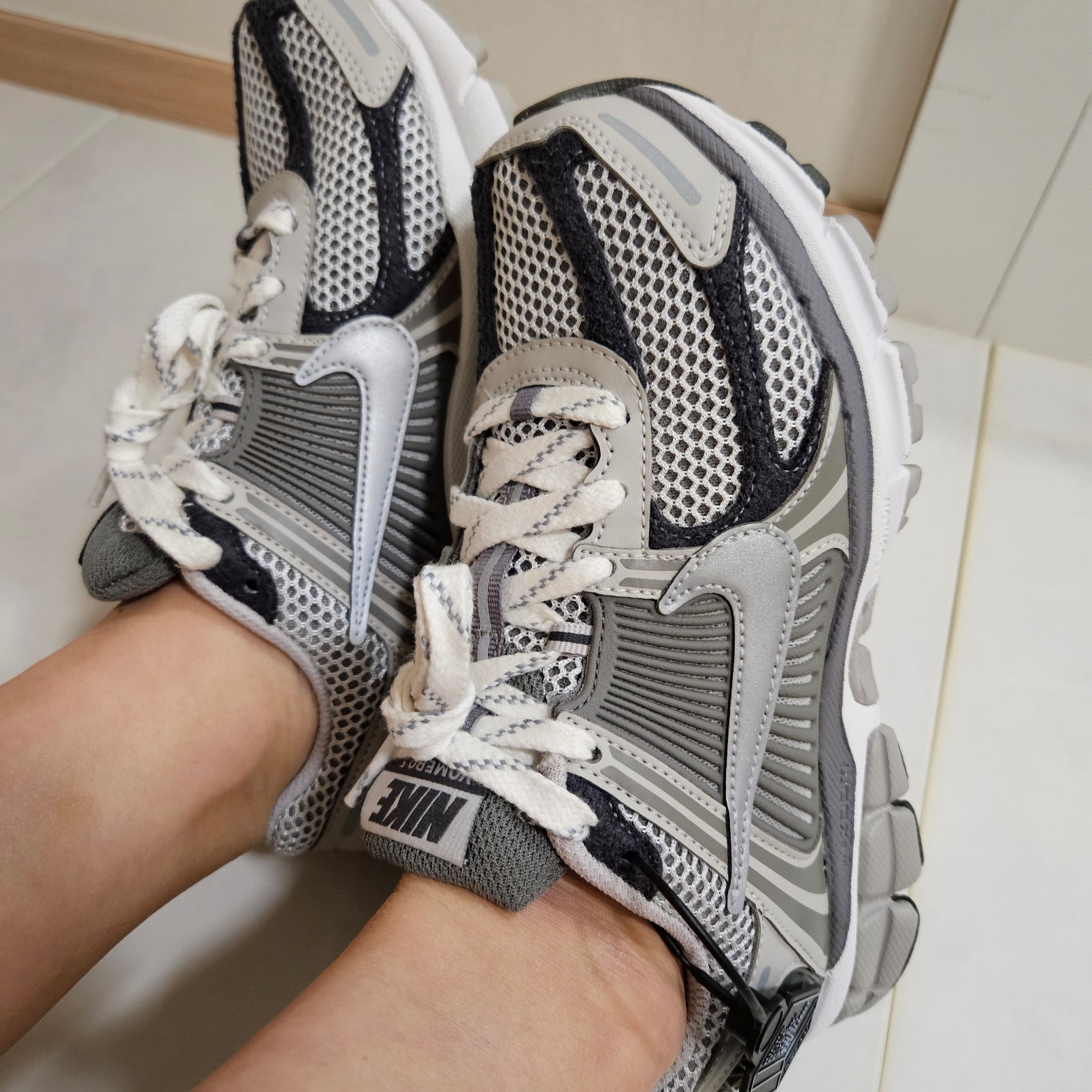 Nike Zoom Vomero 5 PRM Light Iron Ore and Flat Fewter 착용 스타일 - 1
