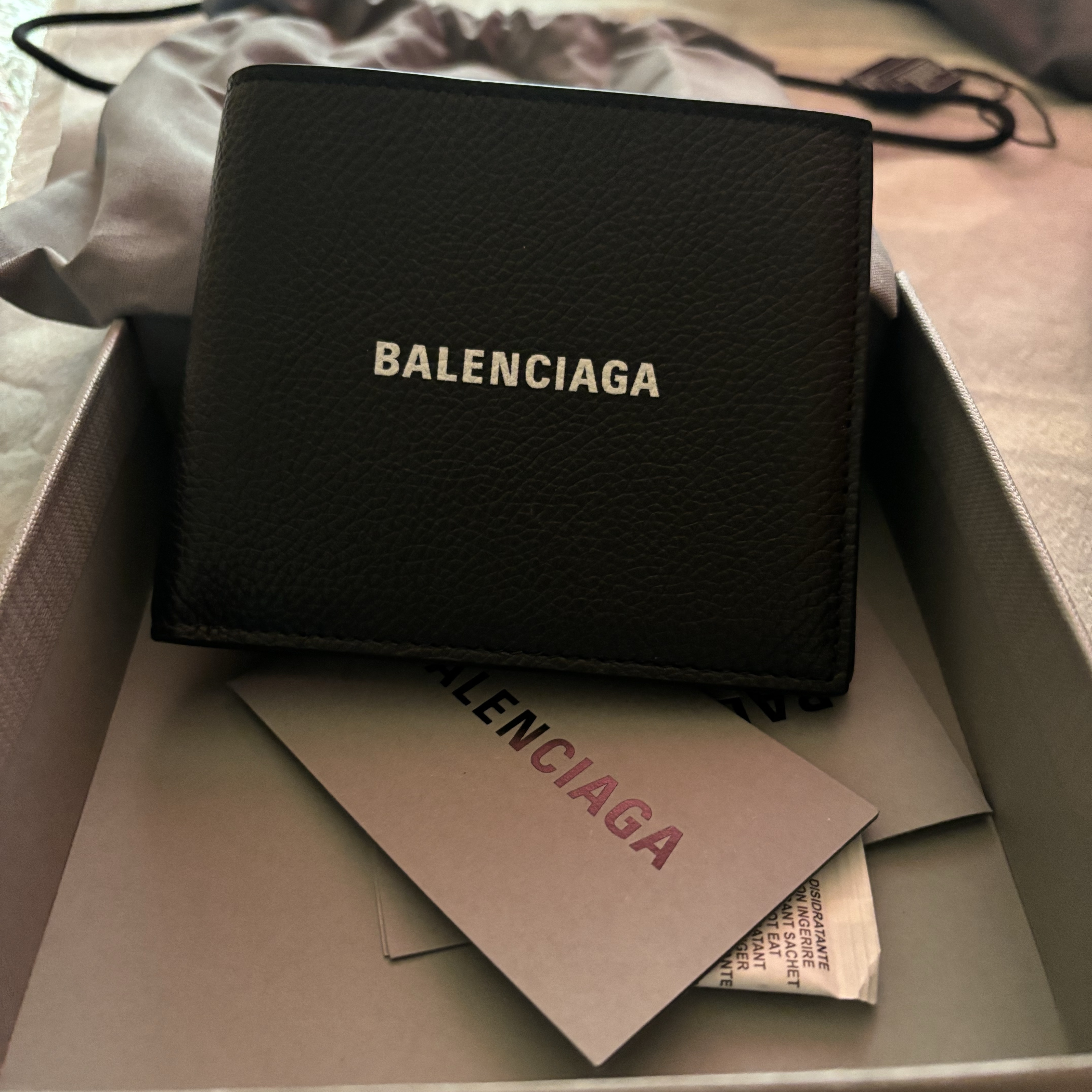 Balenciaga Cash Square Folded Wallet Black 착용 스타일