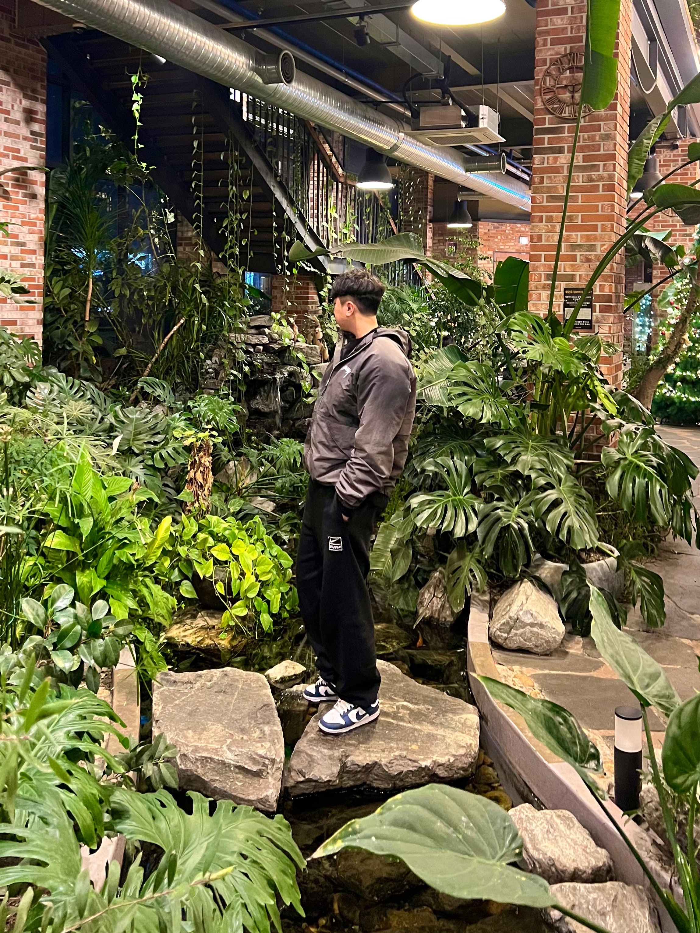 Stussy Wave Dye Beach Shell Jacket Black, Nike x Stussy NRG Washed Fleece Pants Black (DO5296-010) 착용 스타일 - 1