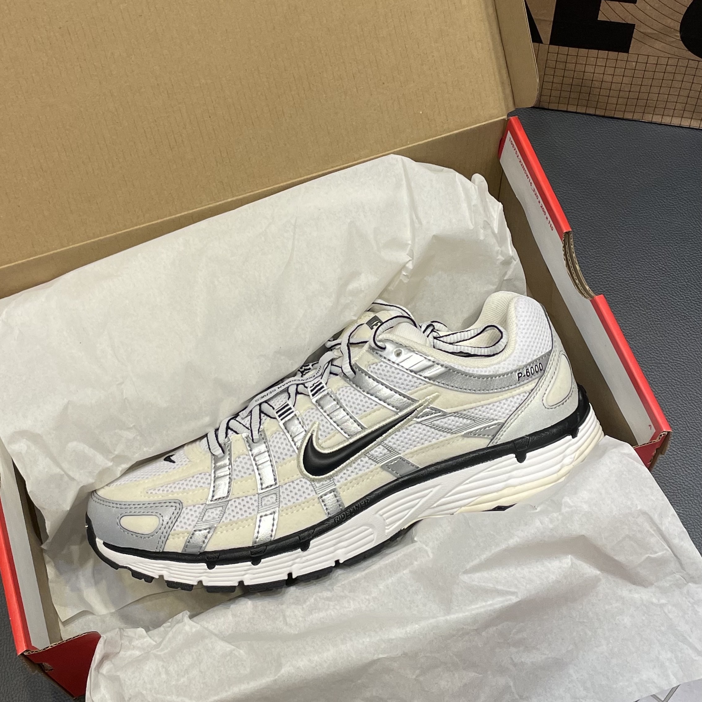 (W) Nike P-6000 Coconut Milk Metallic Silver 착용 스타일 - 2