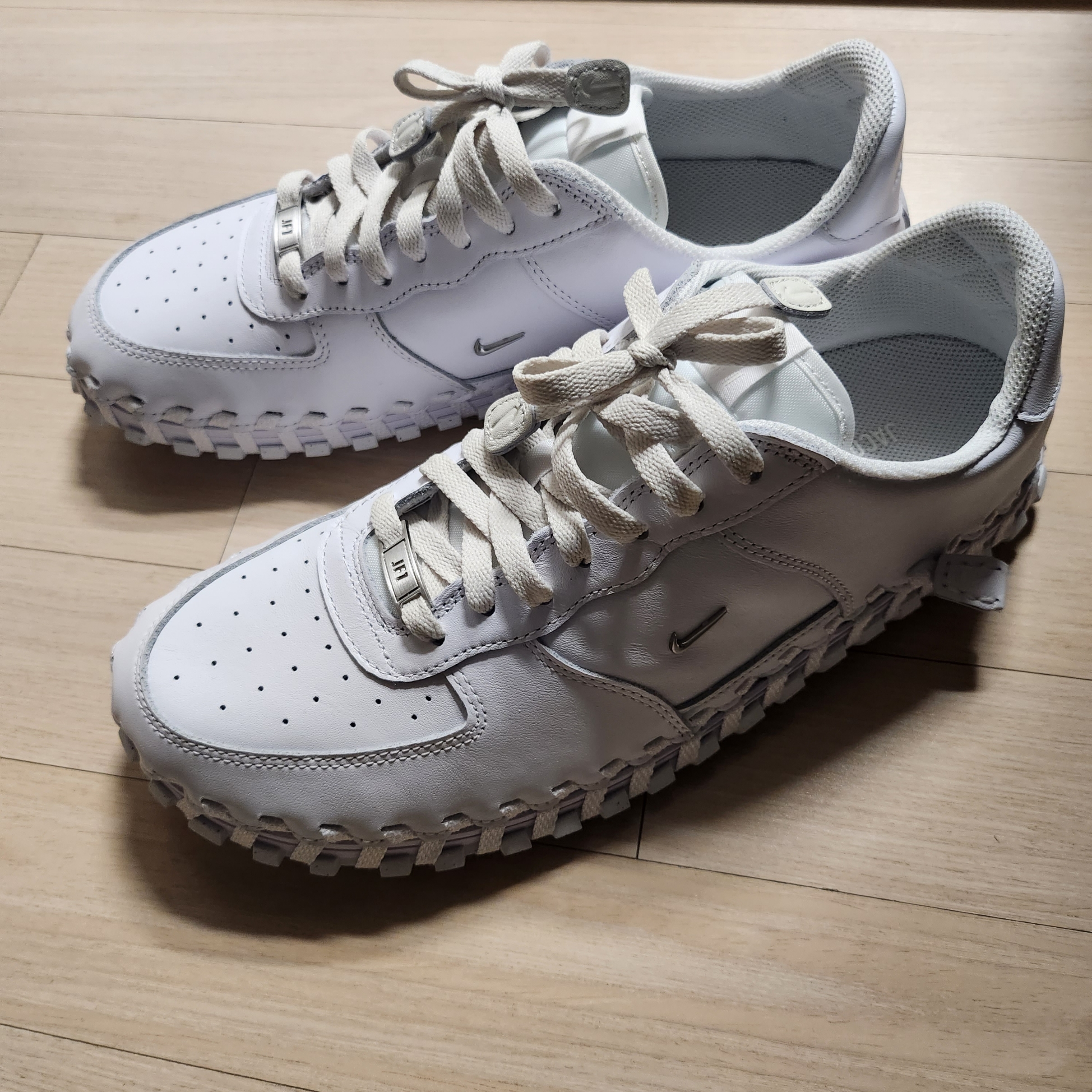 Nike x Jacquemus J Force 1 Low LX SP White 착용 스타일 - 3