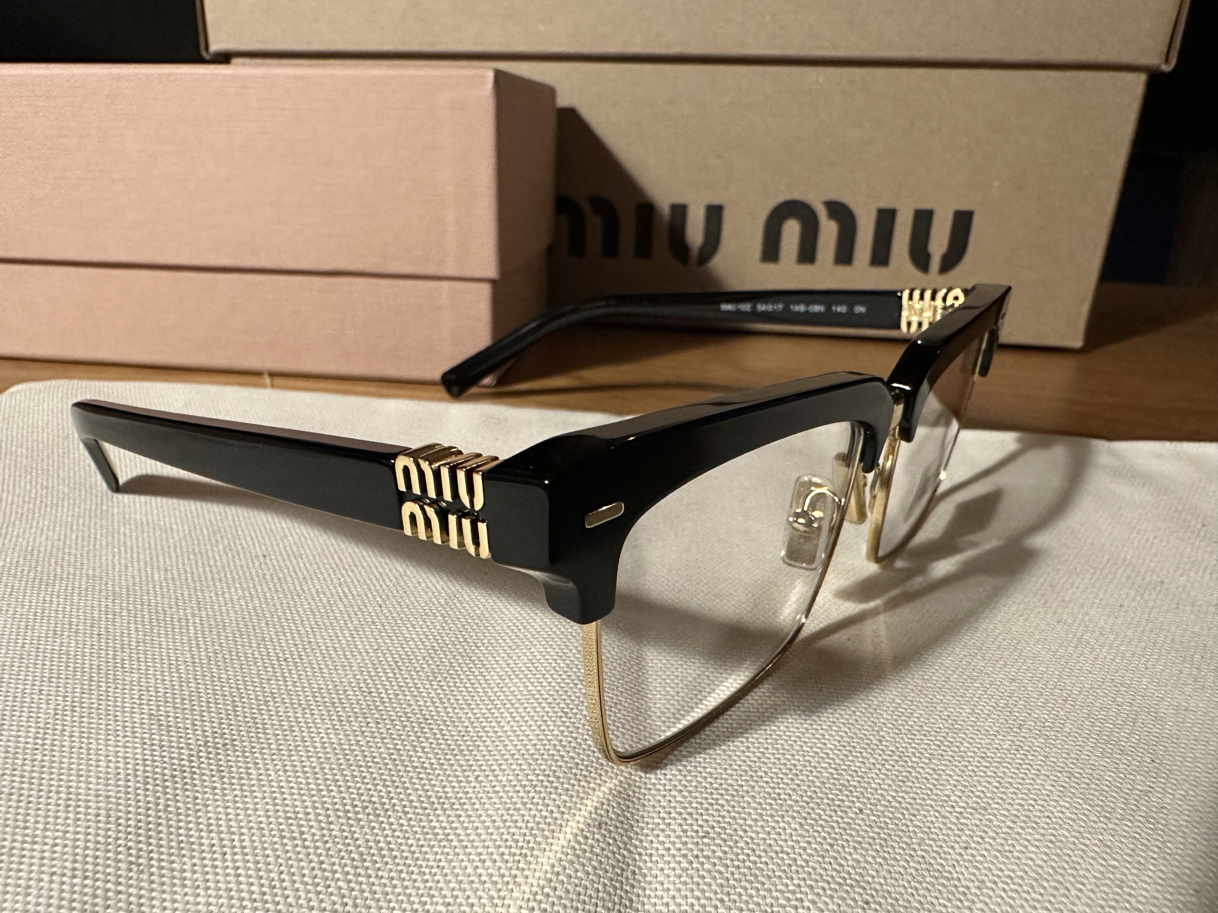 (W) Miu Miu Runway Sunglasses Blue Lenses Black Acetate 착용 스타일 - 2