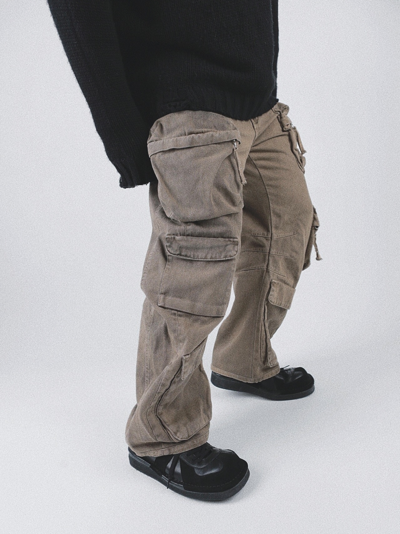 Zara Utility Pocket Pants Brown 착용 스타일