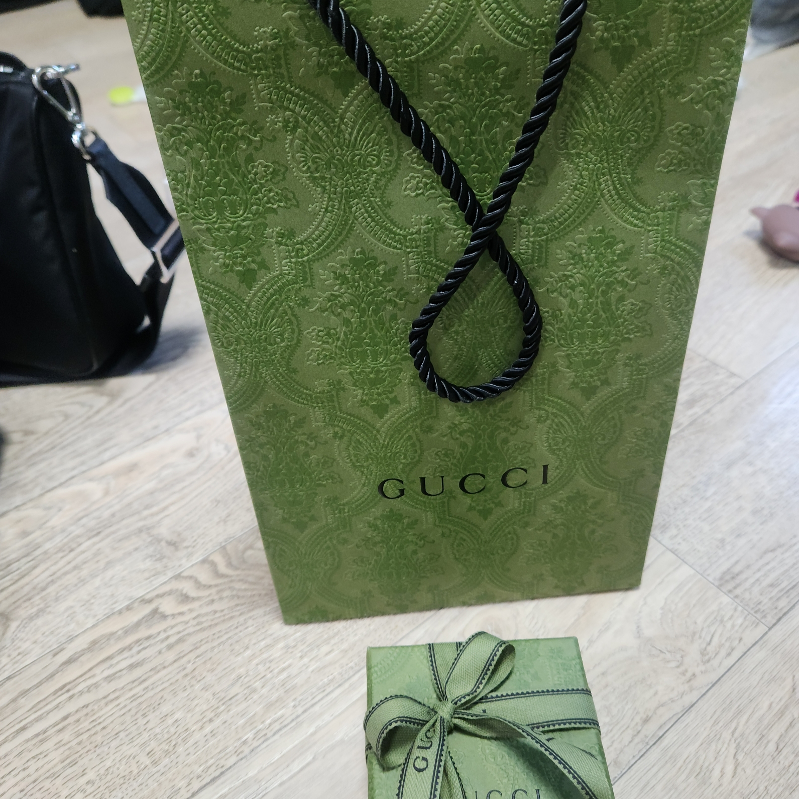Scudo Garden Karen Beads Bracelet Black, Gucci Ring with Double G Silver 착용 스타일 - 3