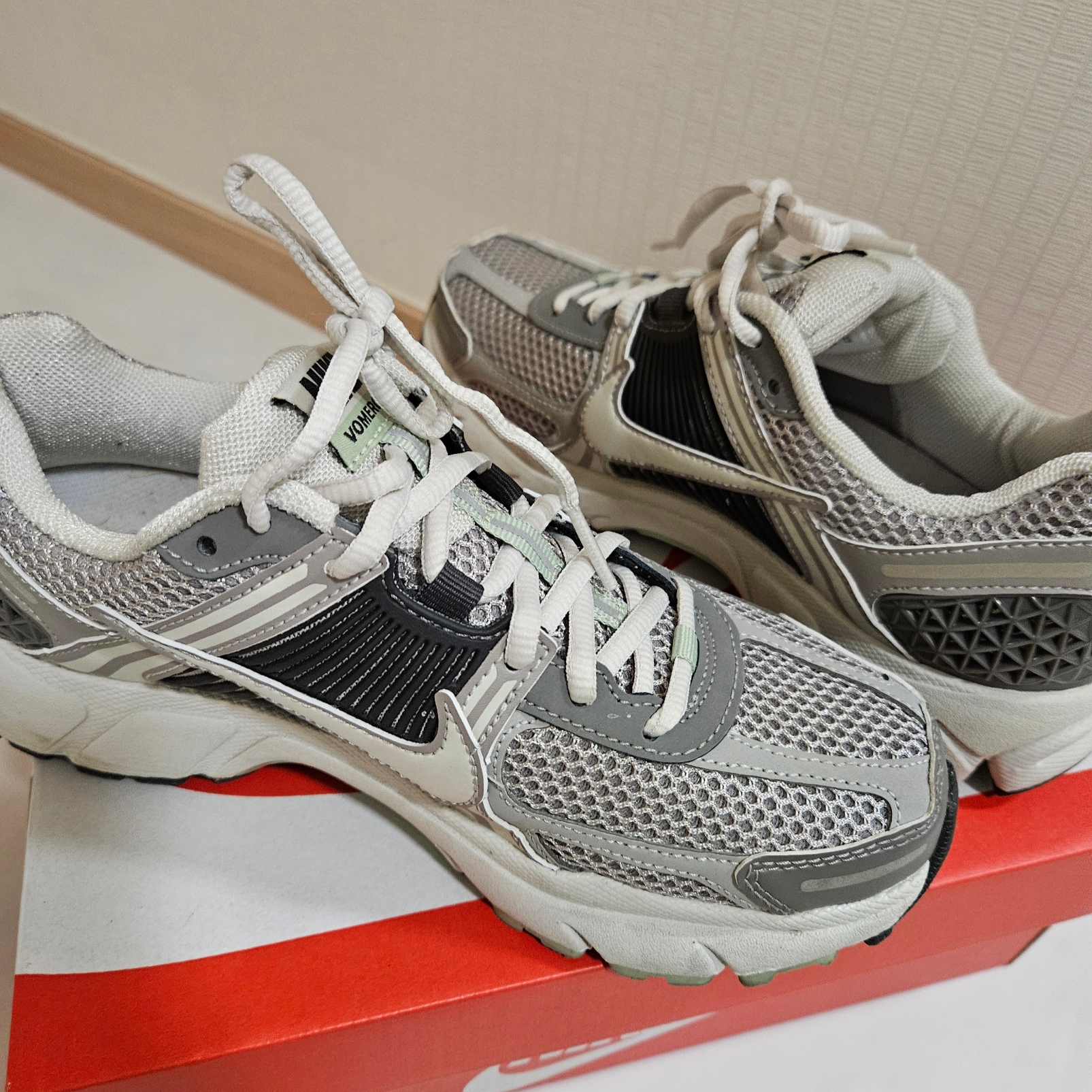 (W) Nike Zoom Vomero 5 Cobblestone and Flat Pewter 착용 스타일 - 1