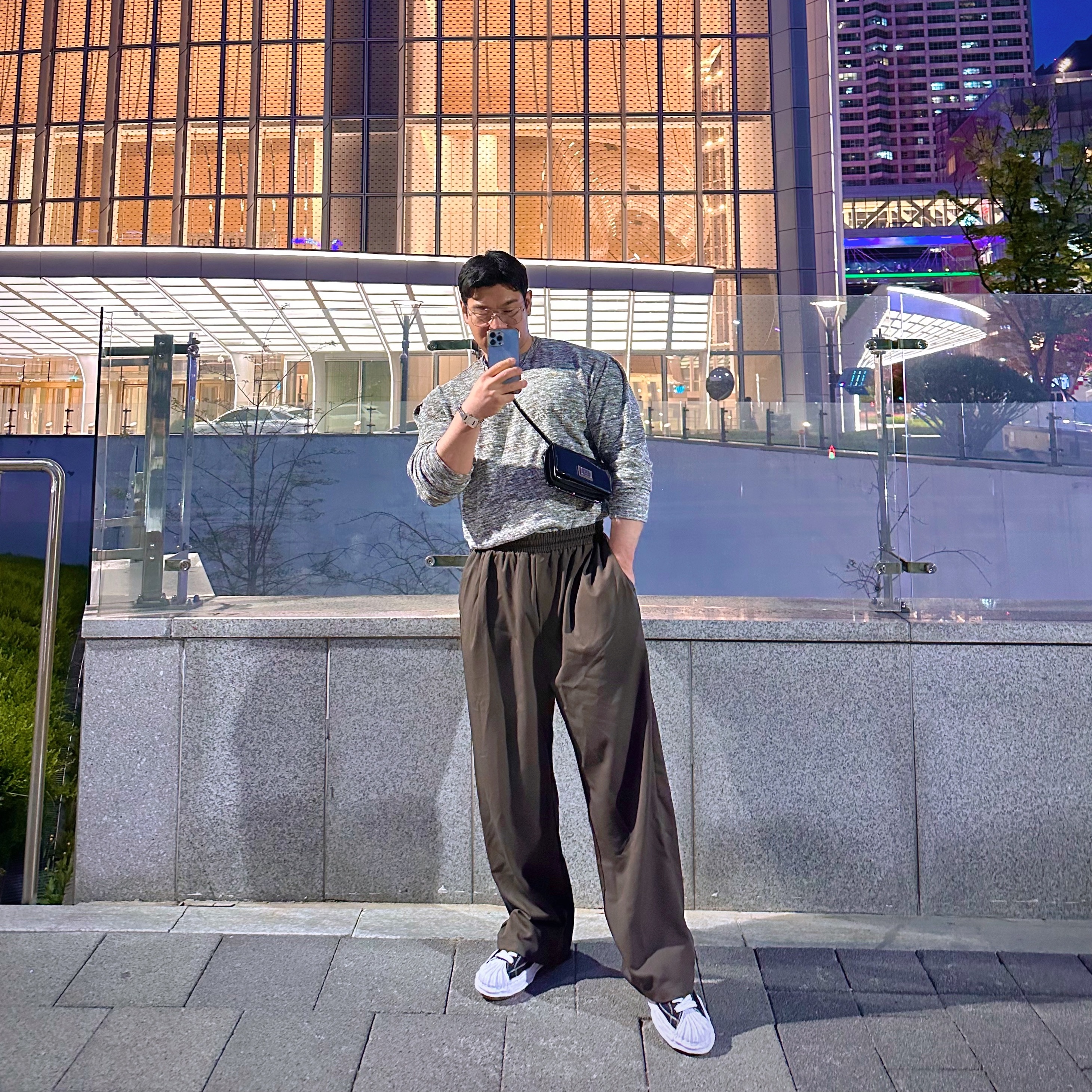 Maison Mihara Yasuhiro Blakey OG Sole Canvas Low-top Sneakers Black White, Acne Studios Mini Crossbody Face Bag Black 착용 스타일 - 1