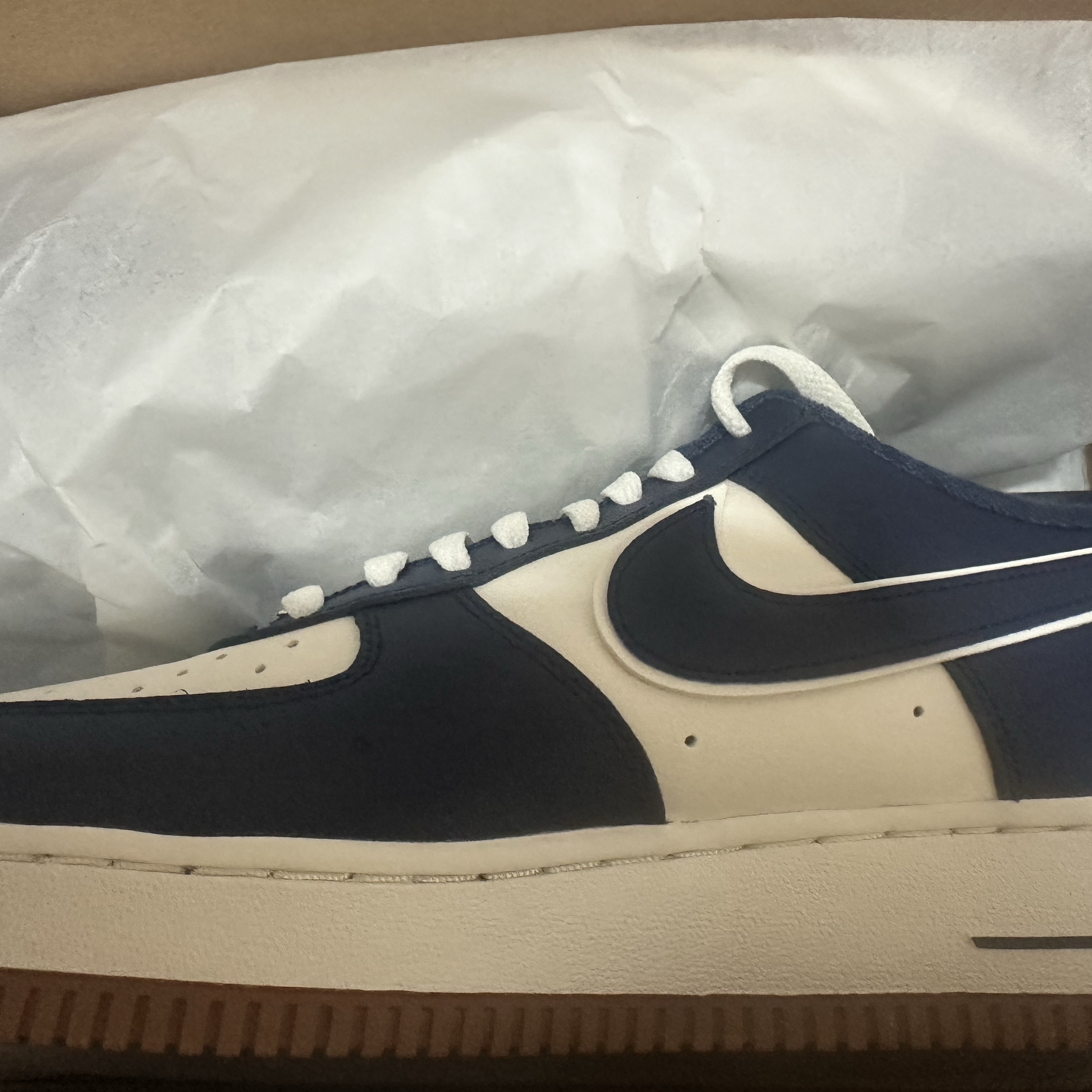 Nike Air Force 1 '07 LV8 Midnight Navy 착용 스타일