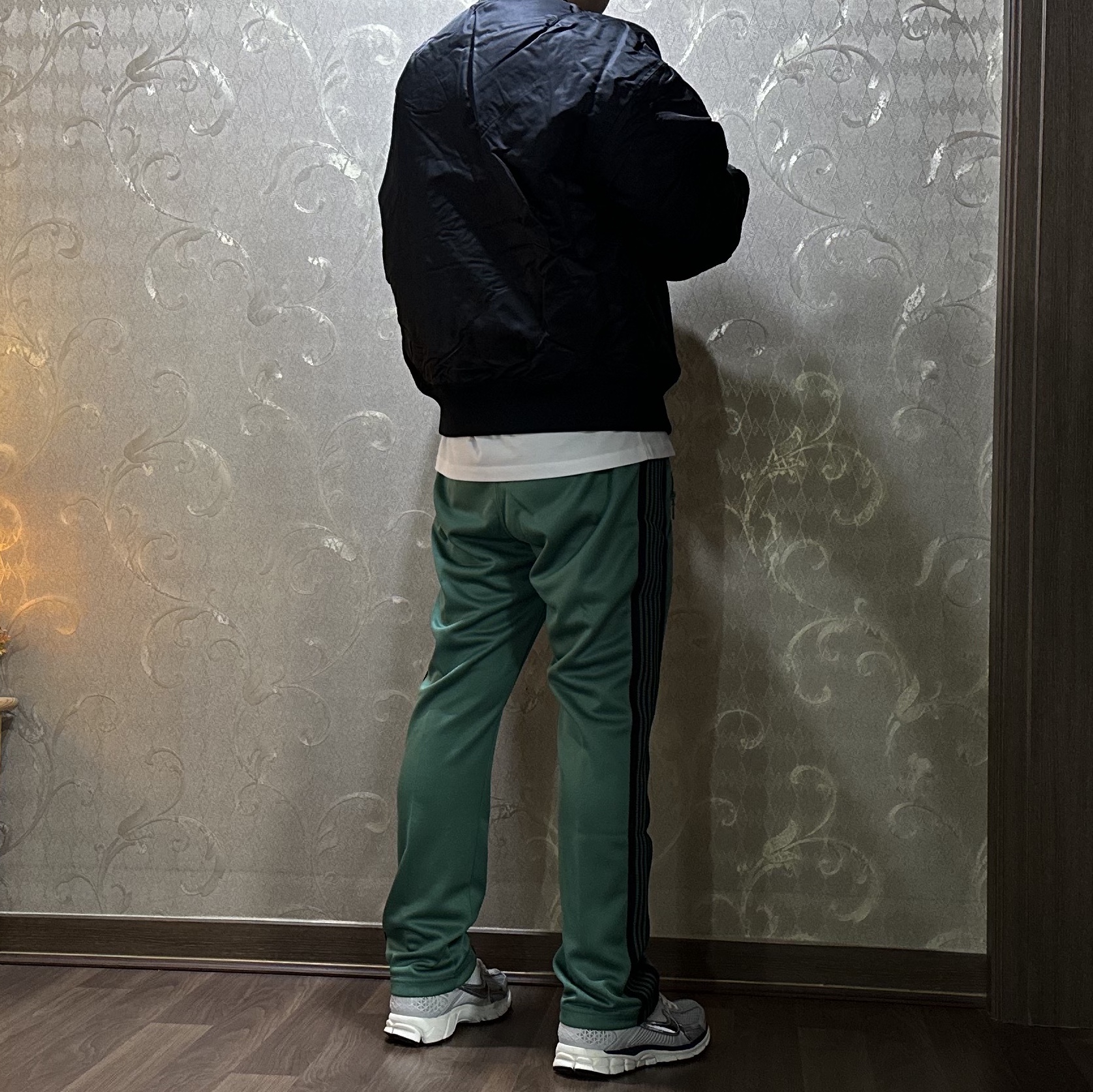 Needles Narrow Track Pants Poly Smooth Emerald, (W) Nike Zoom Vomero 5 Photon Dust and Metallic Silver 착용 스타일 - 3