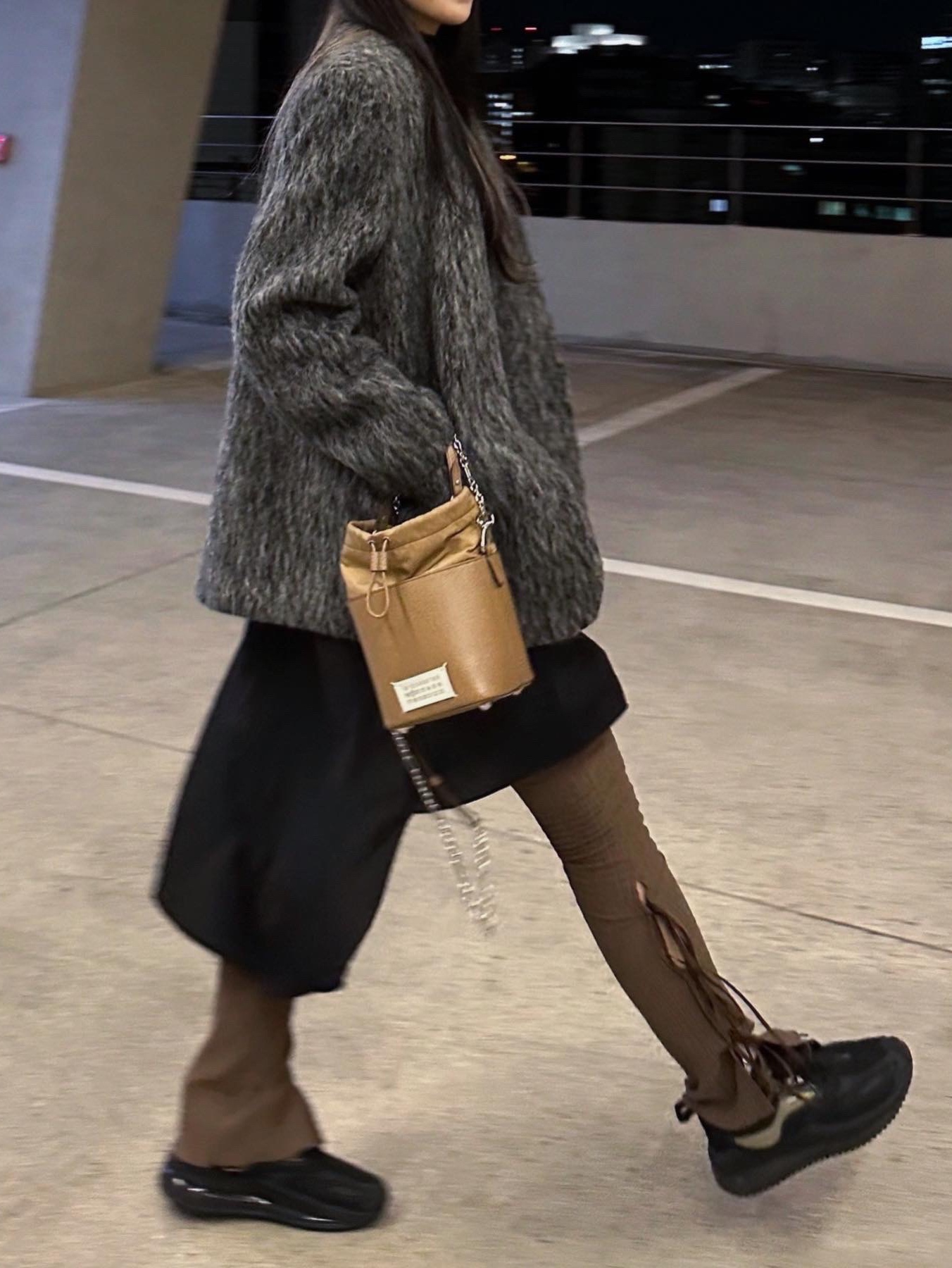 Maison Margiela 5AC Bucket Bag Biche, Jacquemus Le Collier Chiquito Charm Chain Necklace Light Gold 착용 스타일 - 2