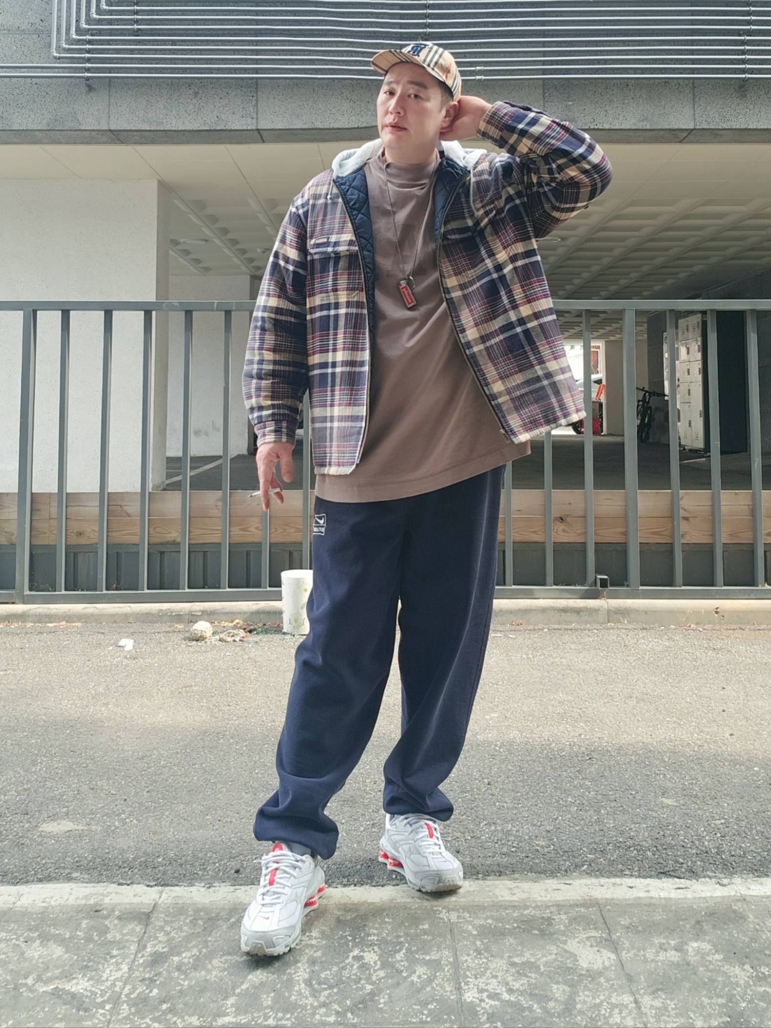 Yeezy Gap Engineered By Balenciaga Dove 3/4 Sleeve T-Shirt Beige, Nike x Supreme Shox Ride 2 SP White 착용 스타일