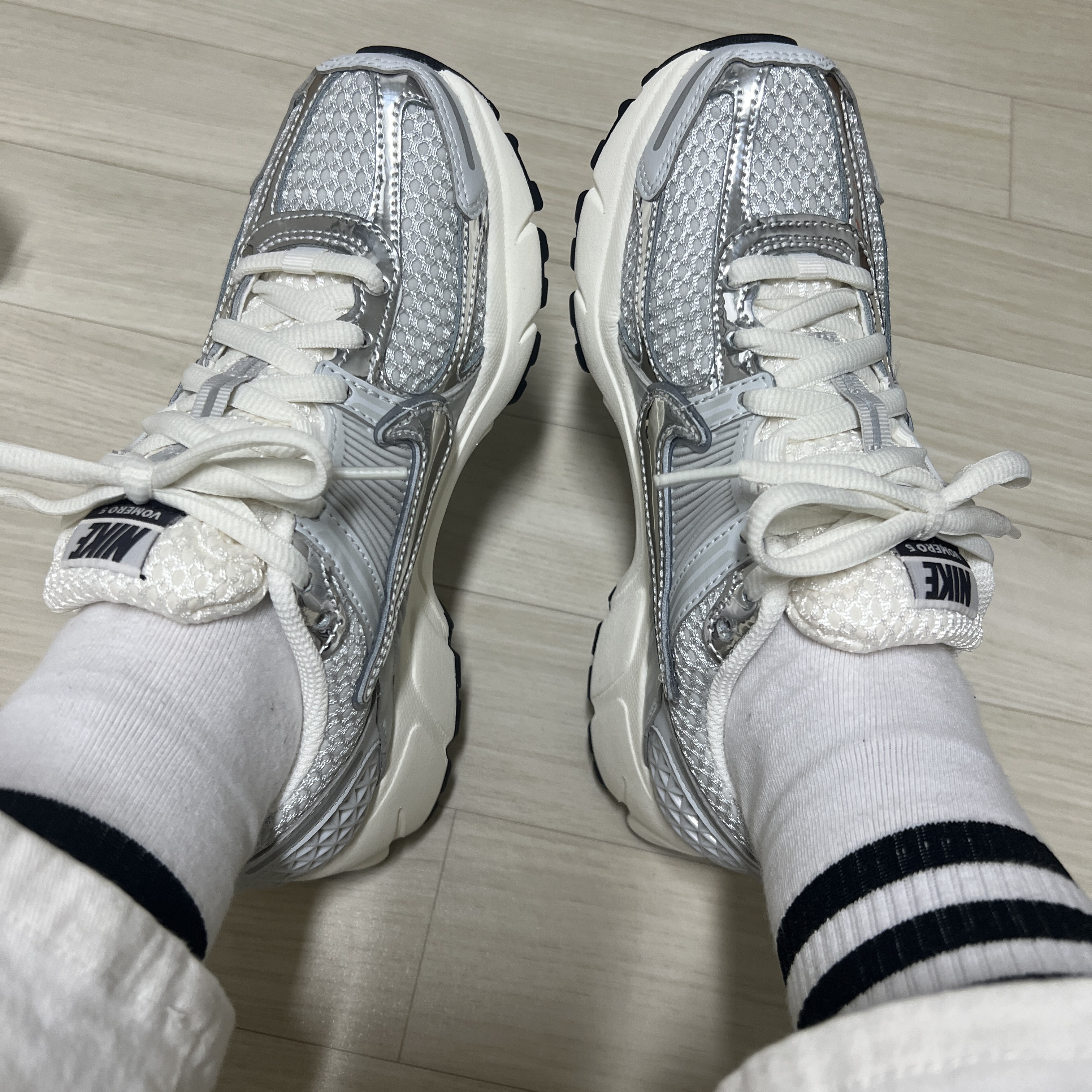 (W) Nike Zoom Vomero 5 Photon Dust and Metallic Silver 착용 스타일