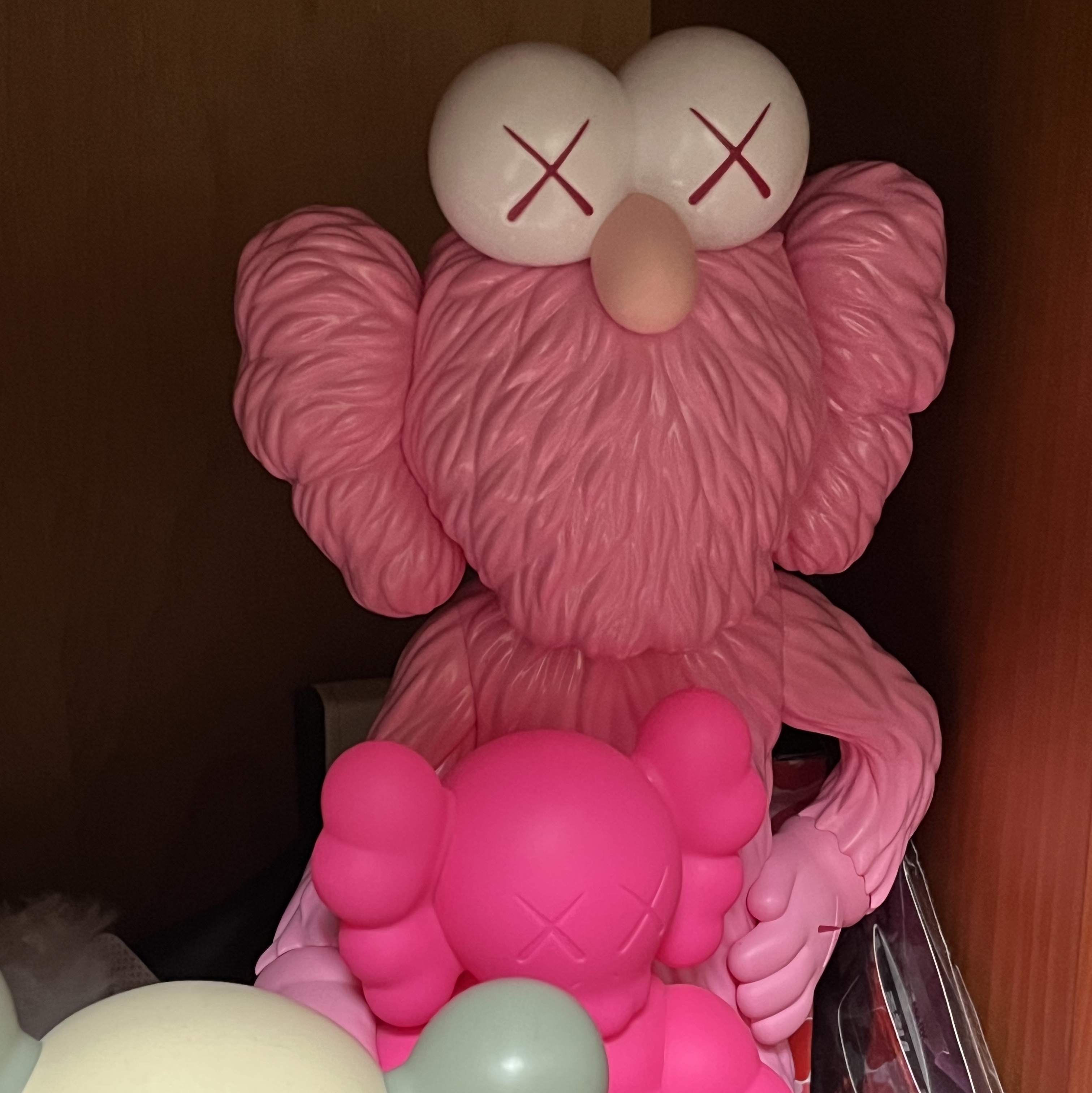 Kaws Family Vinyl Figure Grey Pink 착용 스타일
