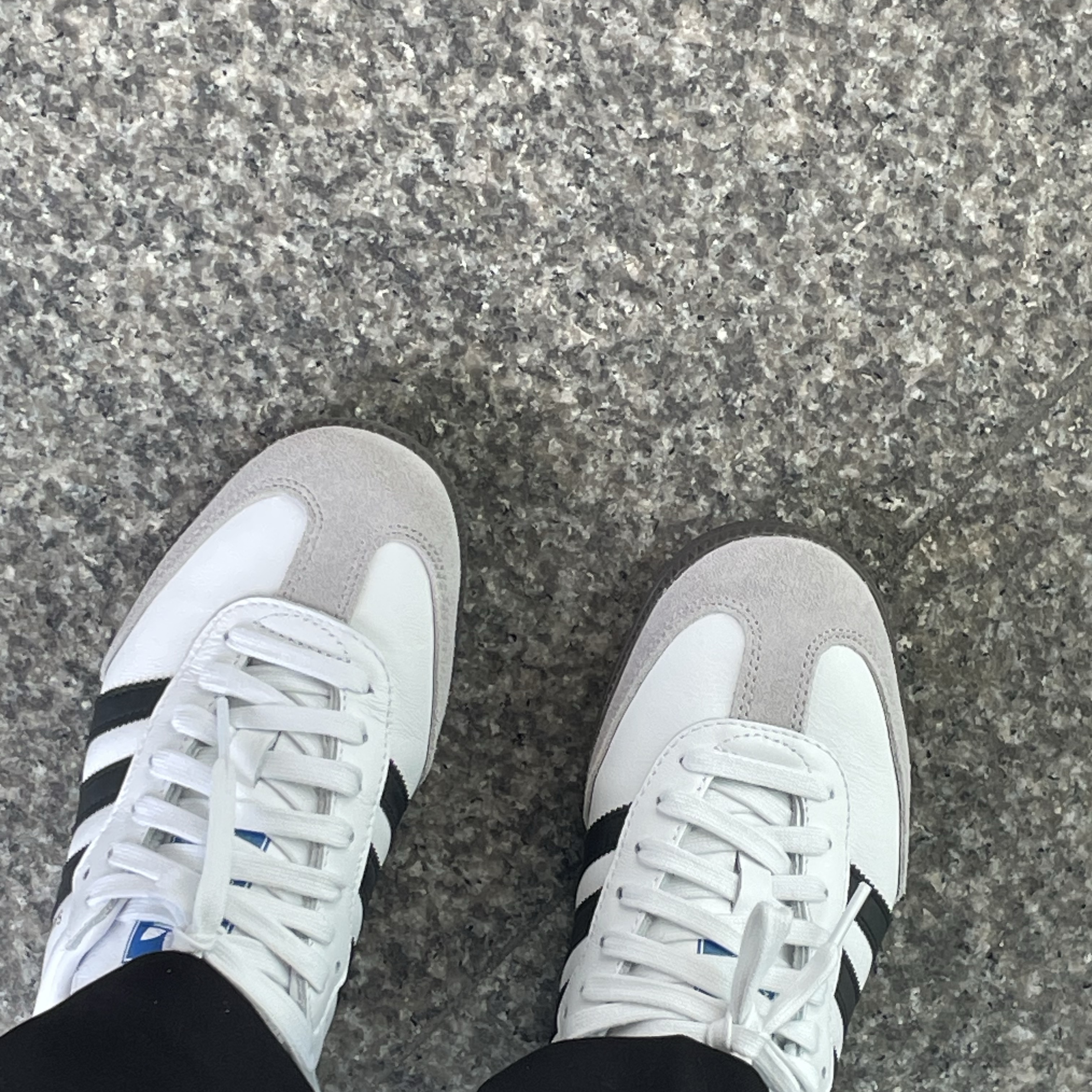 Adidas Samba OG Cloud White, Adidas Samba OG Black White Gum 착용 스타일 - 1