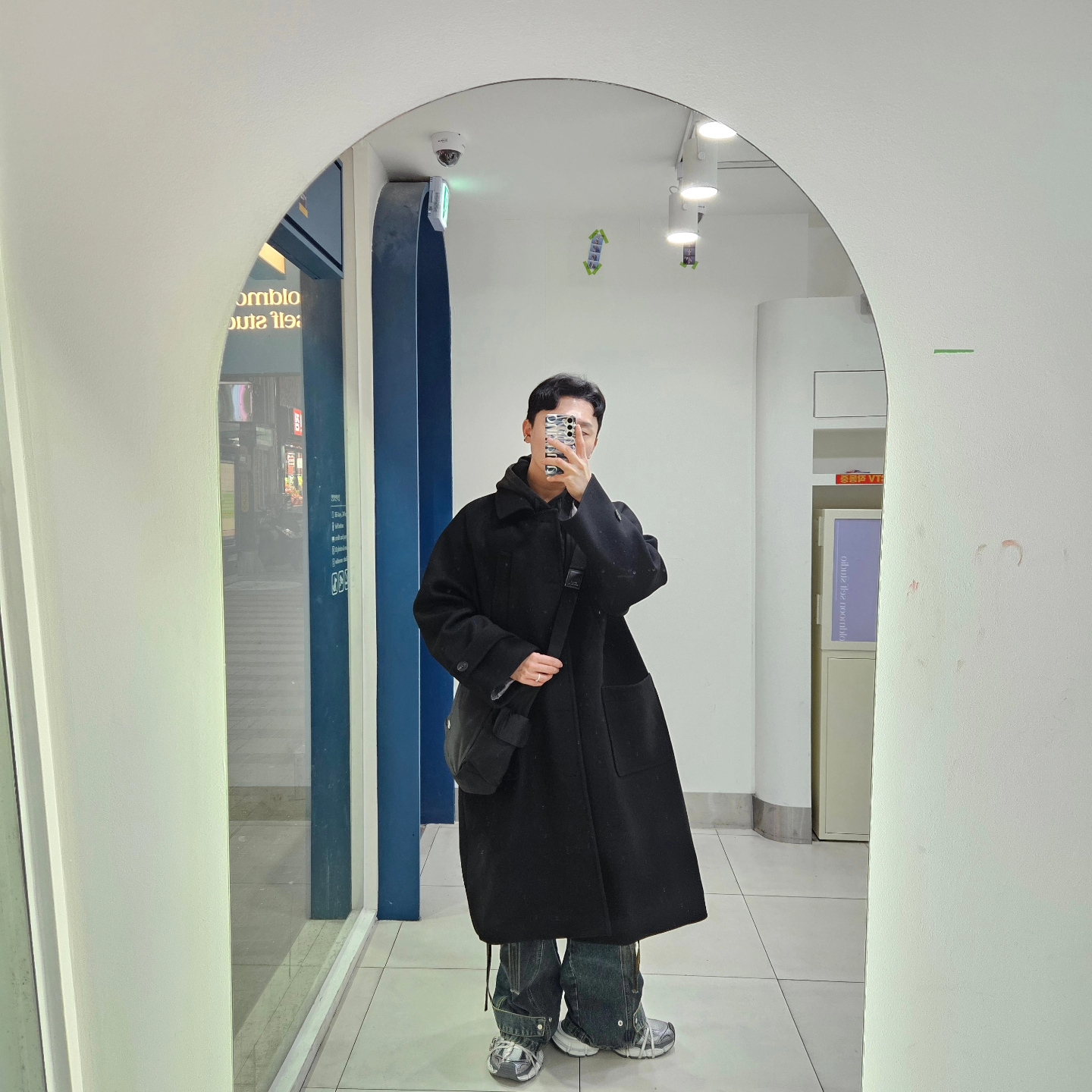 Undermycar Legion.02 Balmacaan Oversized Wool Coat Black, Balenciaga 3XL Sneakers Grey White Red 착용 스타일