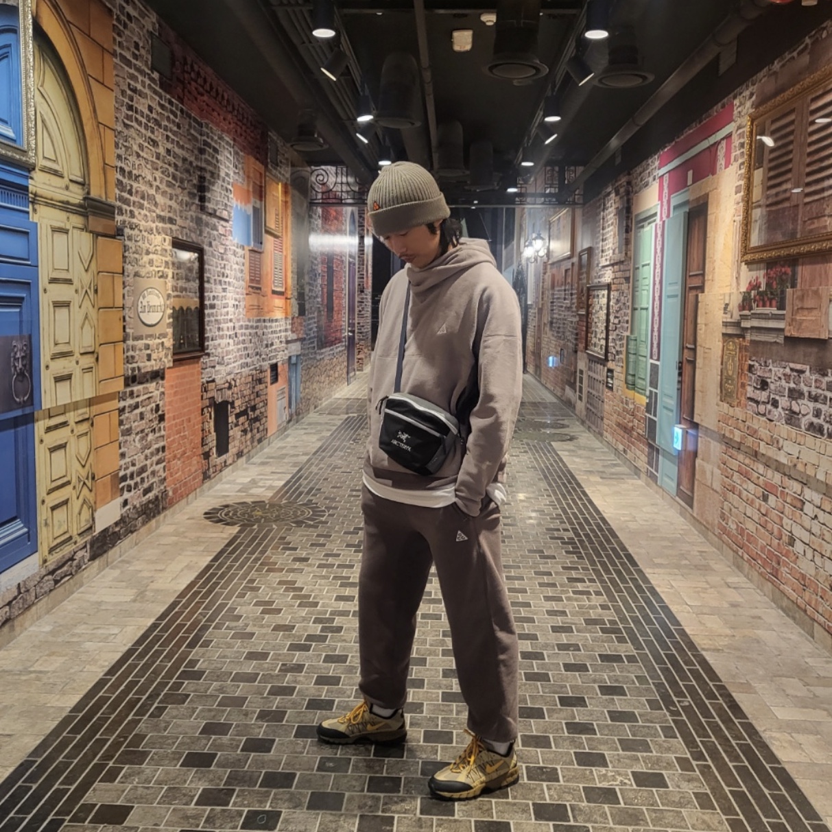 Arc'teryx x Beams Mantis 2 Waistpack Tranquil, Nike ACG Polartec Wolf Tree Pants Ironstone - Asia 착용 스타일 - 2