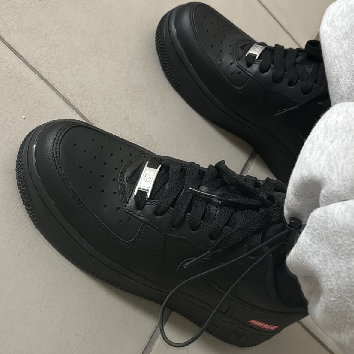Nike x Supreme Air Force 1 Low Black 착용 스타일 - 2