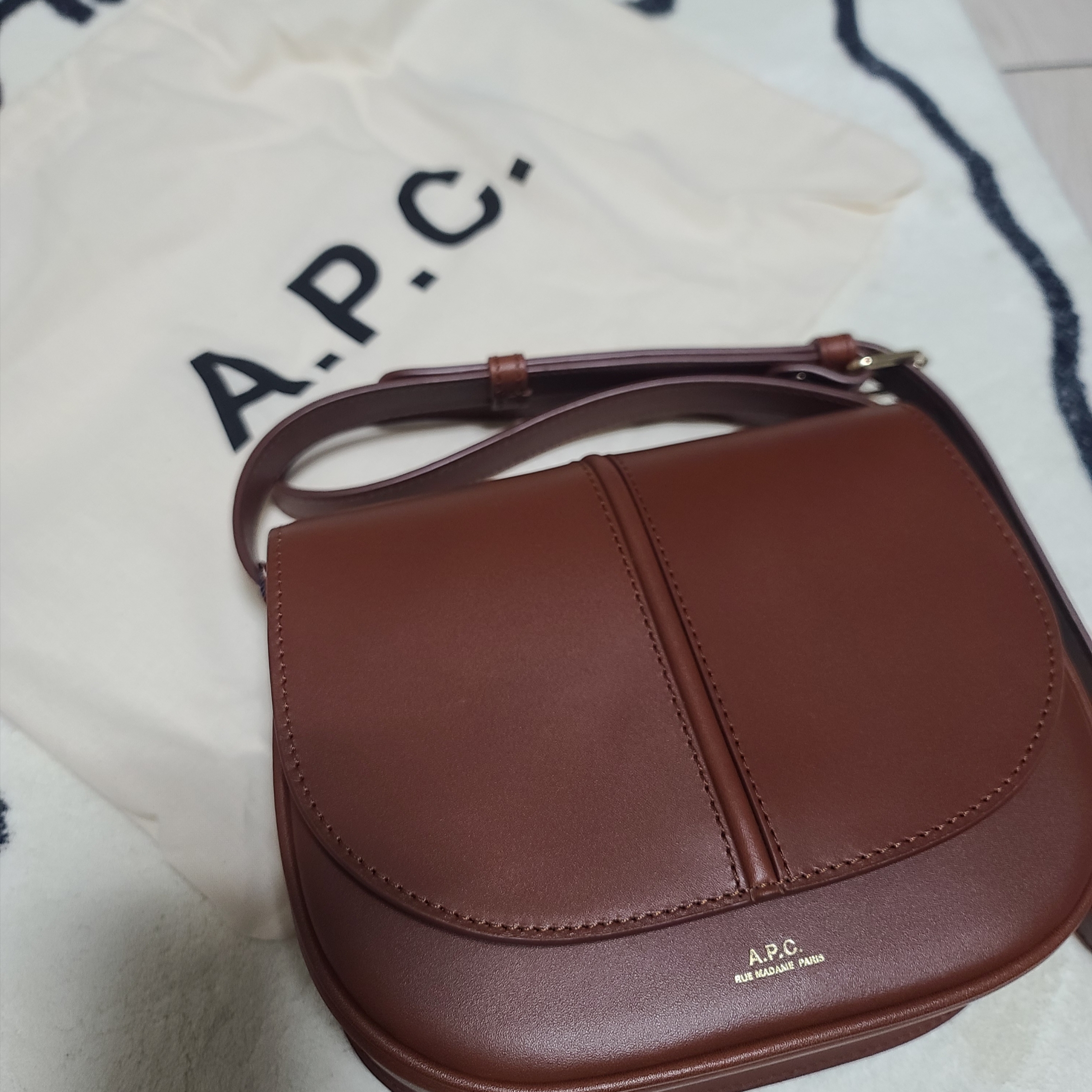 A.P.C. Betty Bag Nut Brown 착용 스타일 - 1