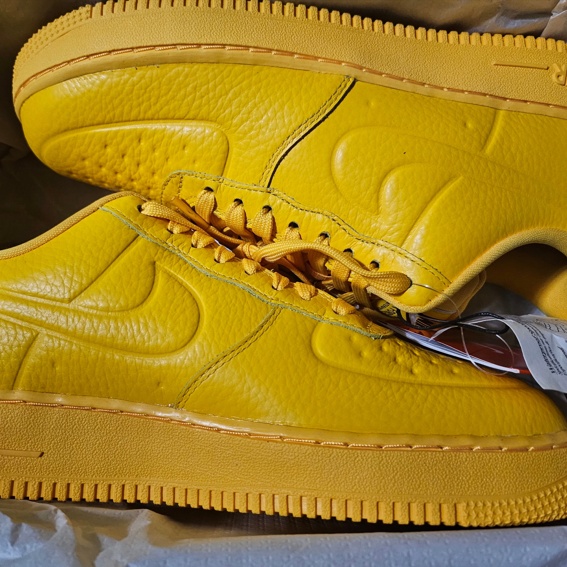 Nike Air Force 1 '07 Pro-Tech Waterproof University Gold 착용 스타일