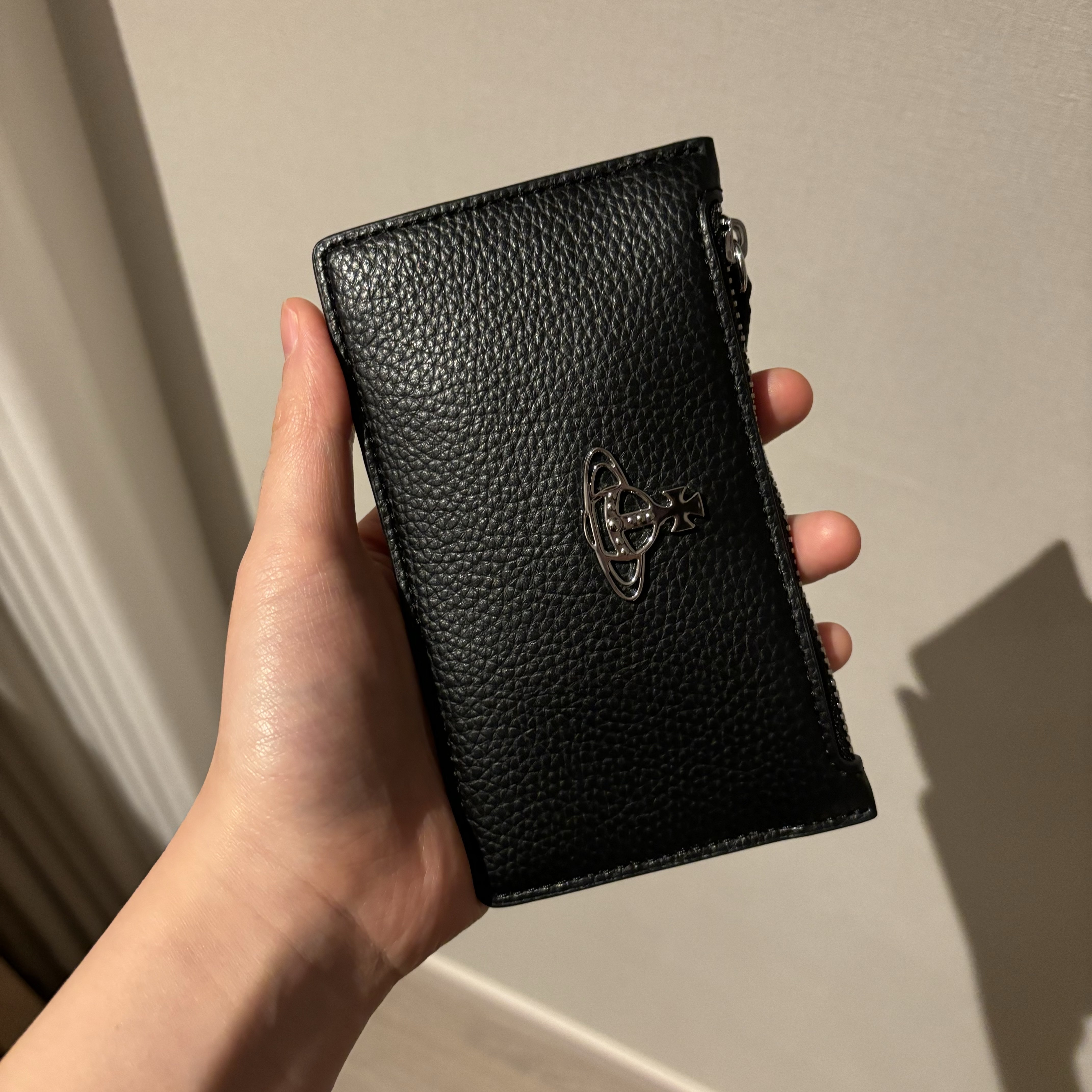 Vivienne Westwood Re-Vegan Grain Slim Long Card Holder Black 착용 스타일 - 1