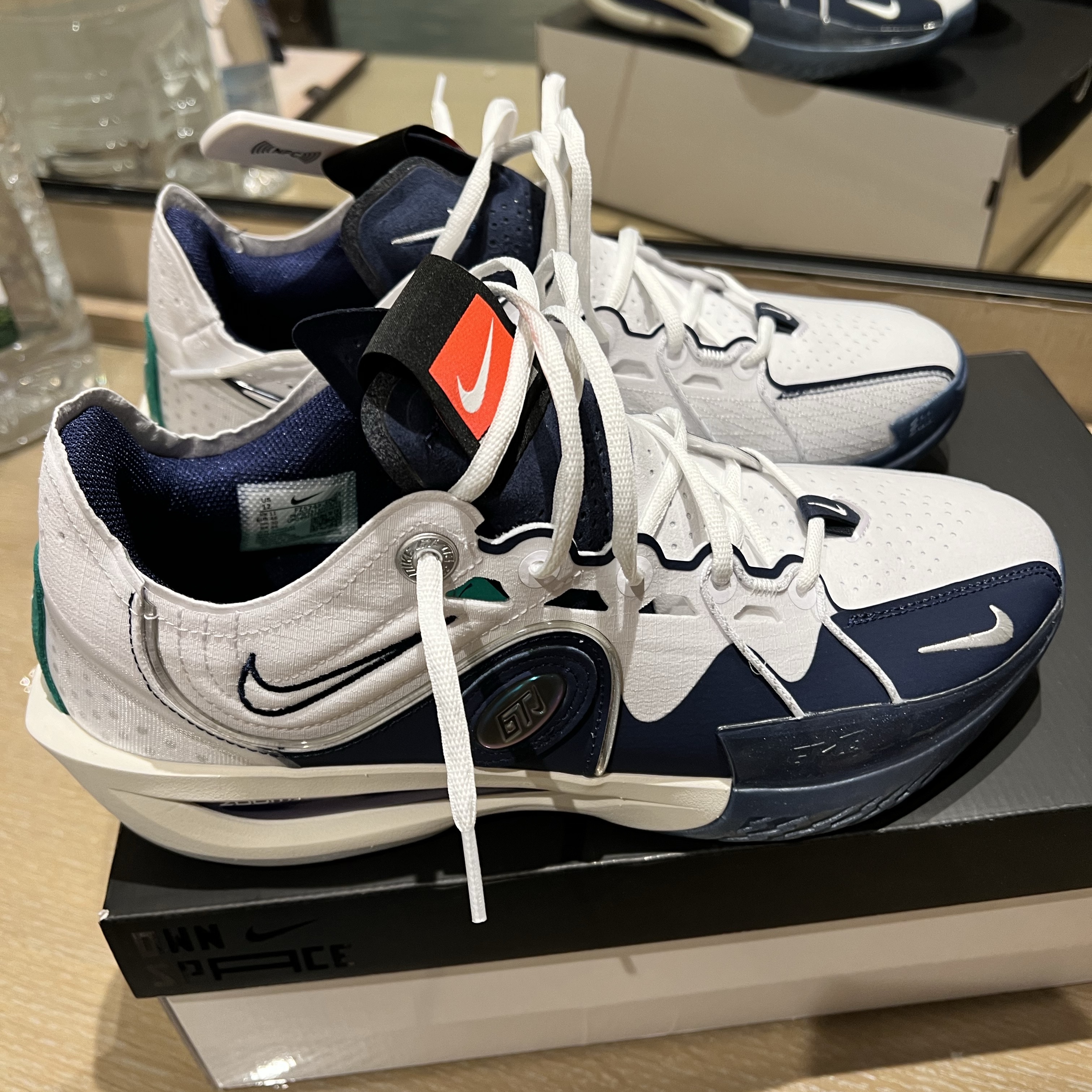 Nike Air Zoom GT Cut 3 EP Summit White Picante Red, Nike Air Zoom GT Cut 3 ASW EP White Metallic Silver 착용 스타일 - 3