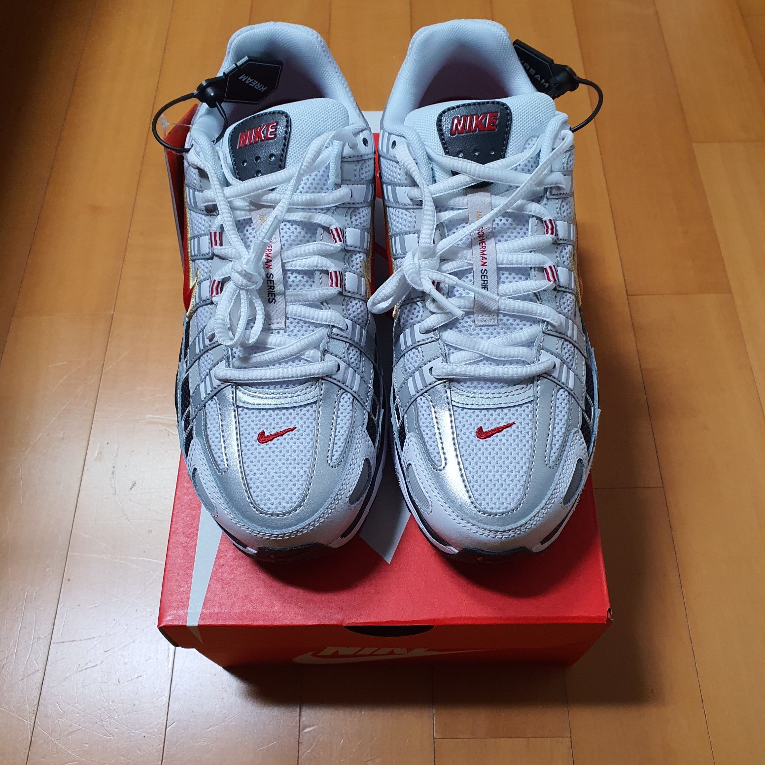Nike P-6000 White Varsity Red 착용 스타일