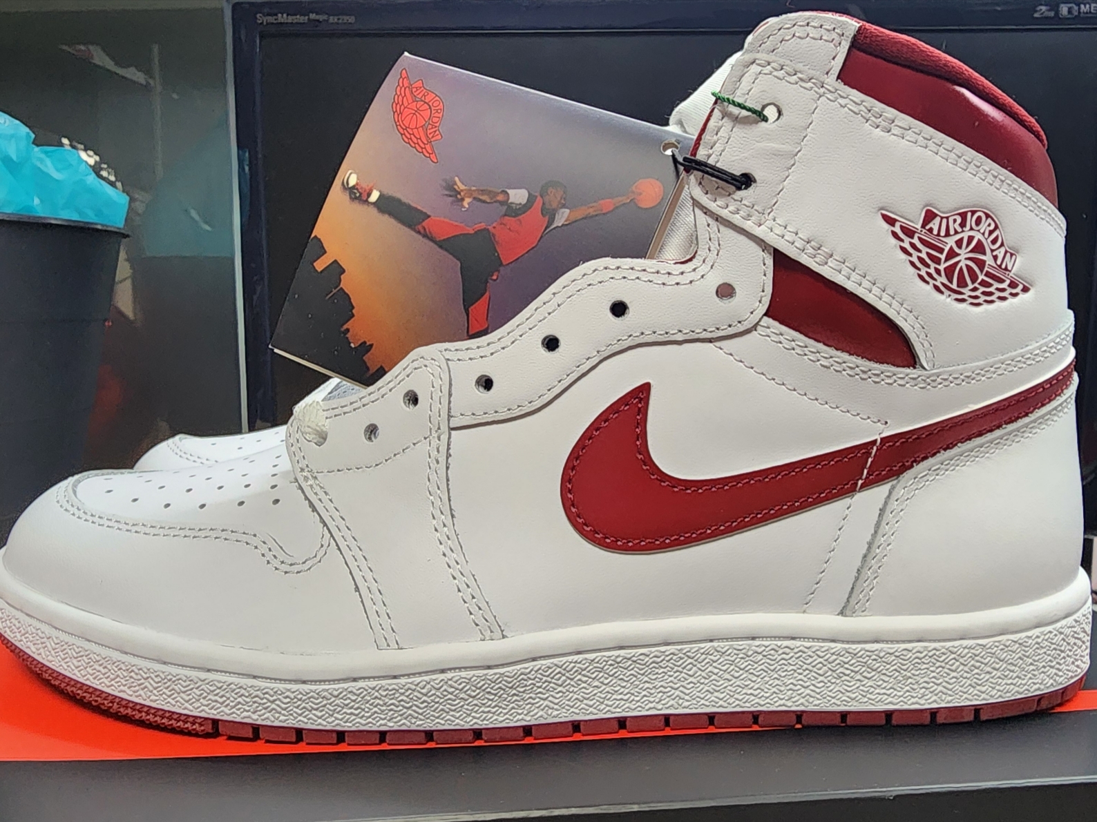 Jordan 1 High 85 Metallic Burgundy 착용 스타일 - 2