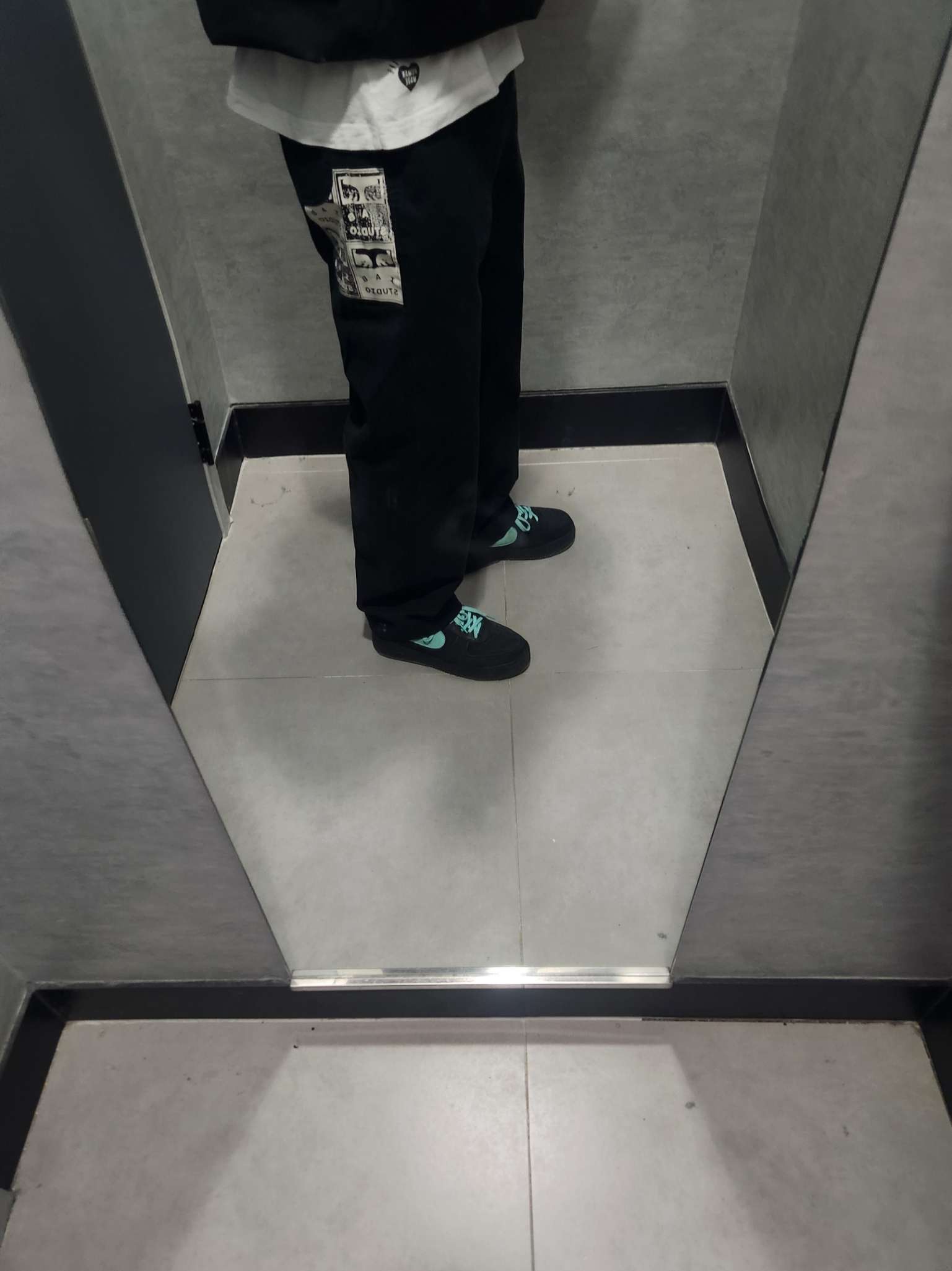 IAB Studio x Obey Poster Carpenter Pants Anthracite, Nike x Tiffany & Co. Air Force 1 Low SP 1837 착용 스타일