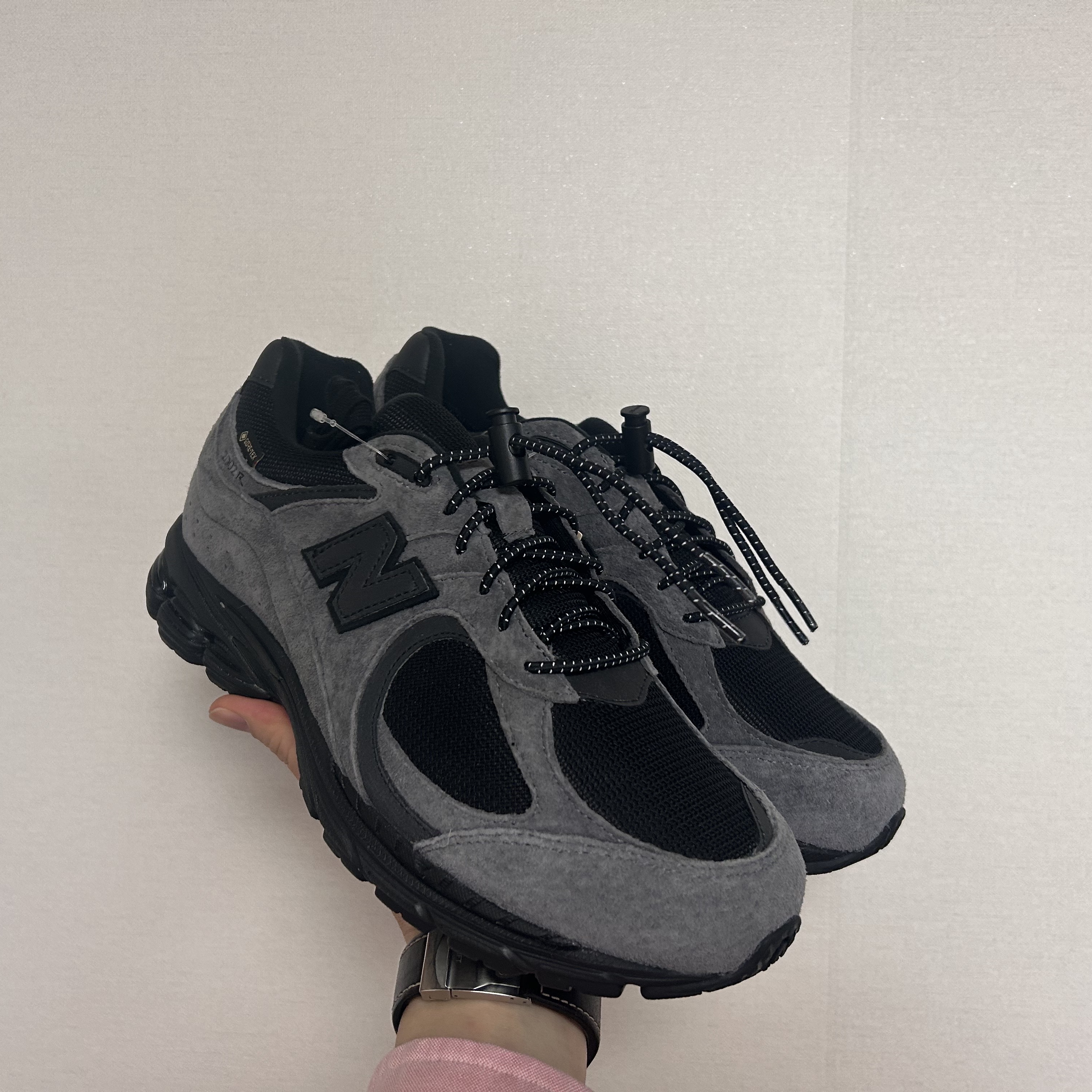 New Balance x JJJJound 2002R Gore-Tex Charcoal 착용 스타일 - 3