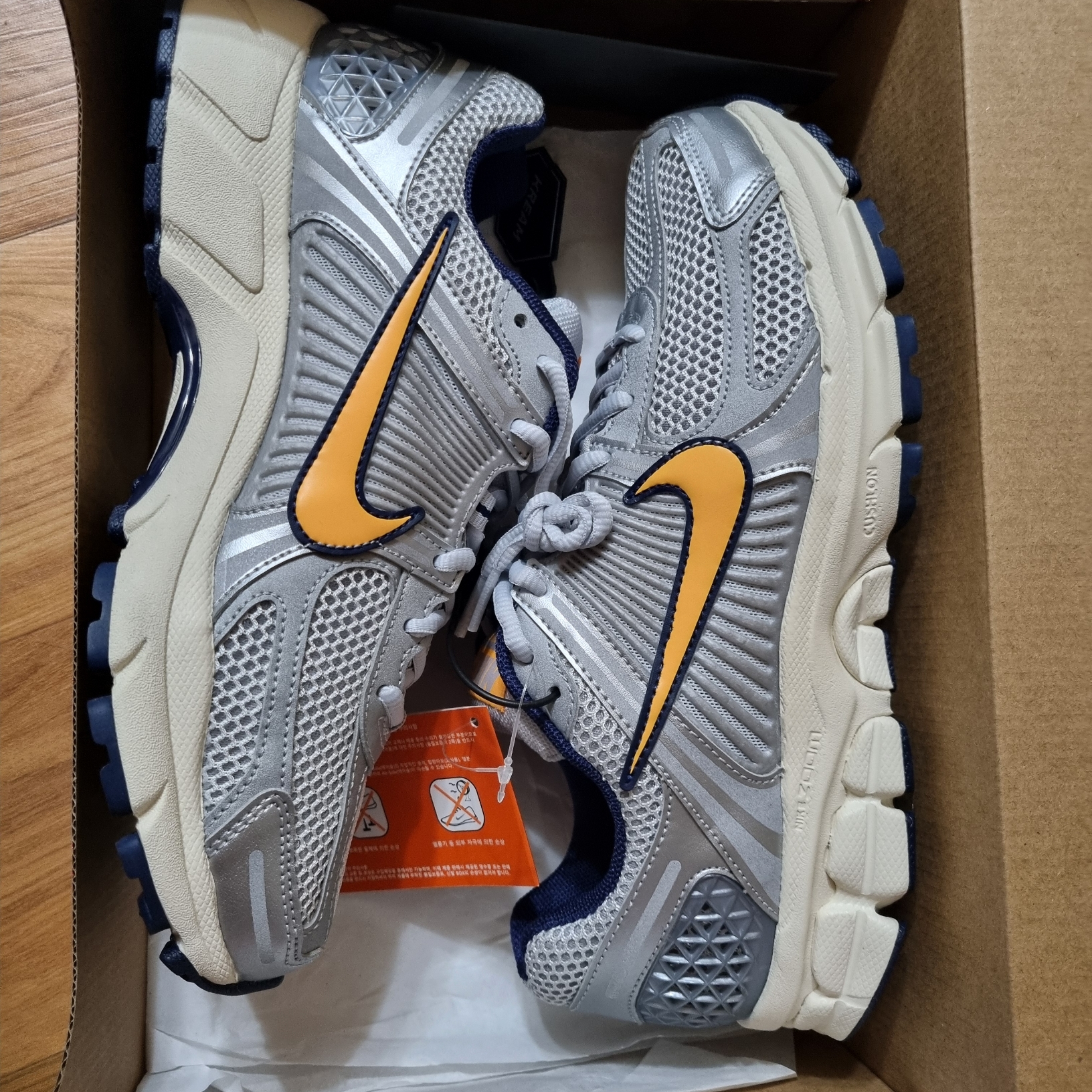 Nike Zoom Vomero 5 Pure Platinum and Laser Orange 착용 스타일