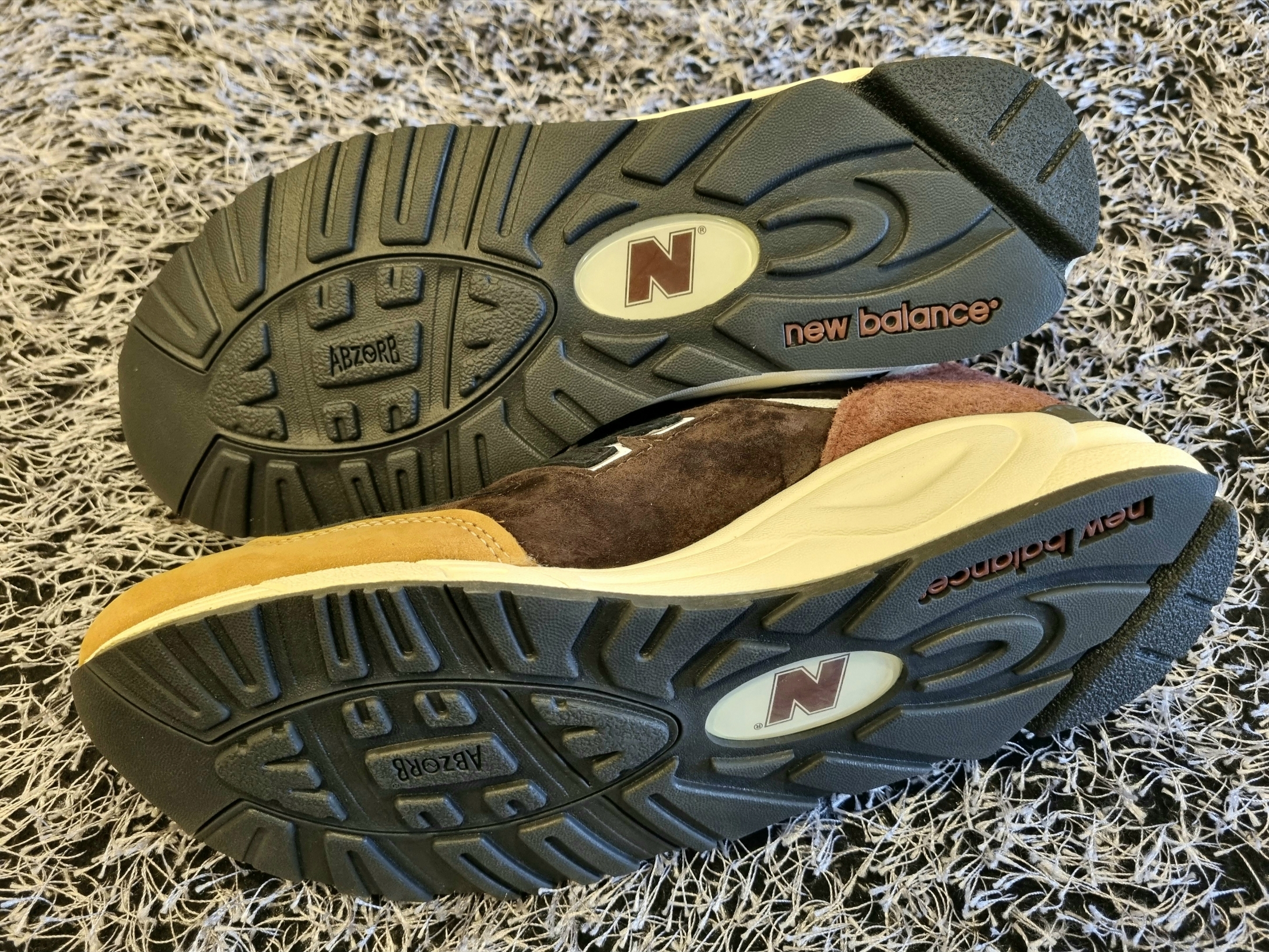 New Balance 990v2 Made in USA Brown Beige 착용 스타일 - 6
