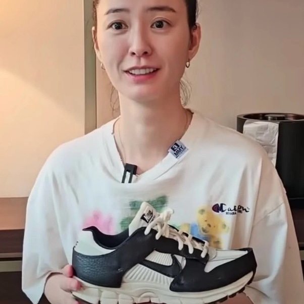(W) Nike Zoom Vomero 5 Cobblestone and Flat Pewter, (W) Nike Zoom Vomero 5 Oatmeal 착용 스타일 - 6