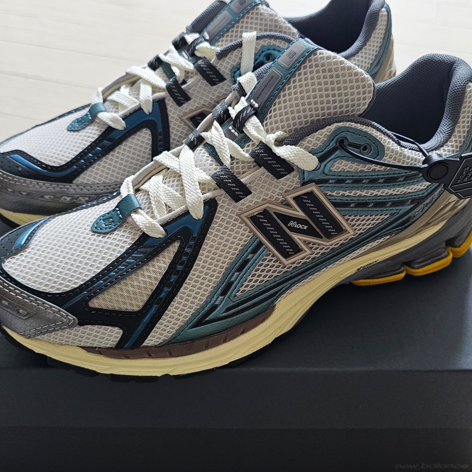 New Balance 1906R Metallic Teal 착용 스타일