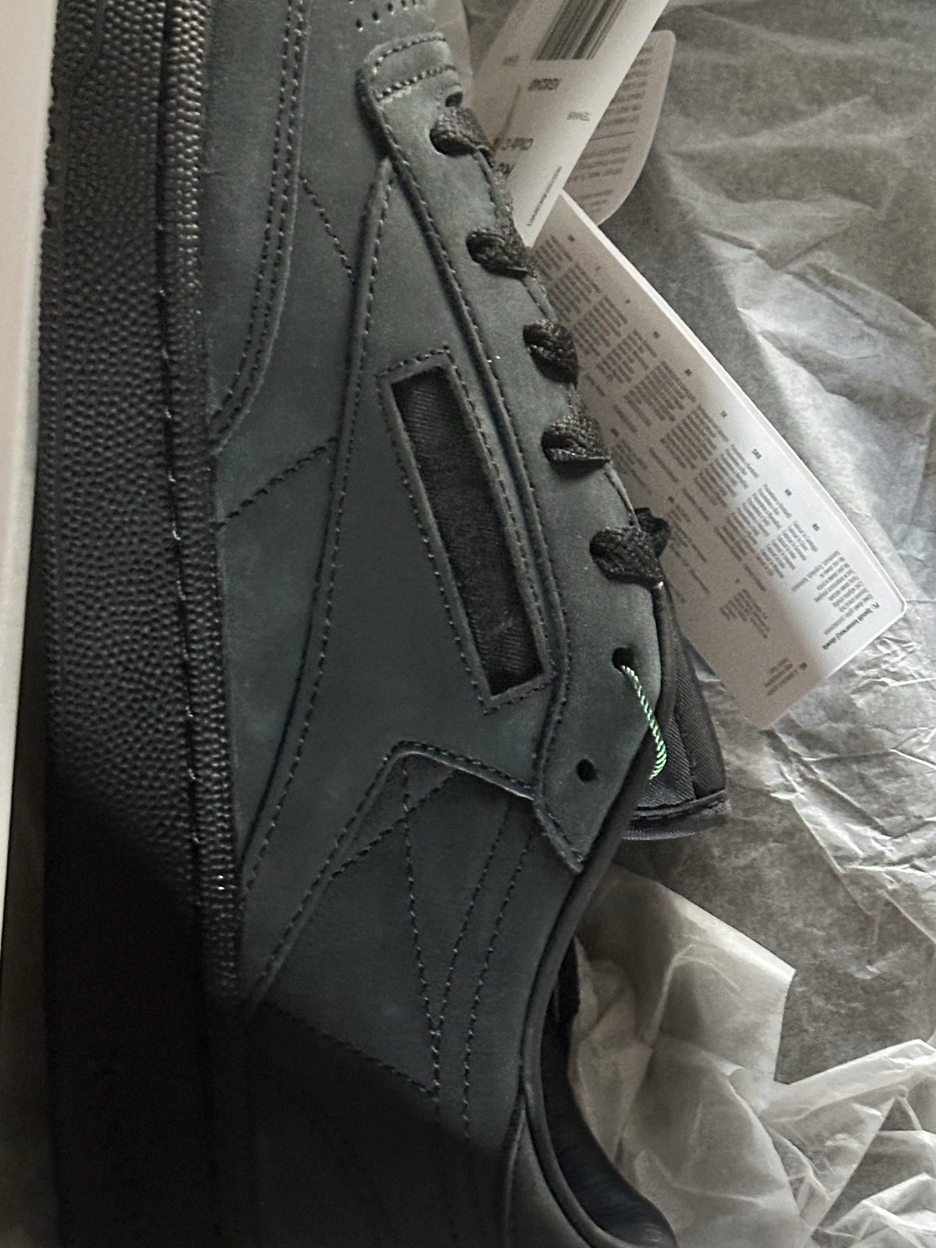 Reebok x JJJJound Club C 85 Triple Black 착용 스타일 - 2