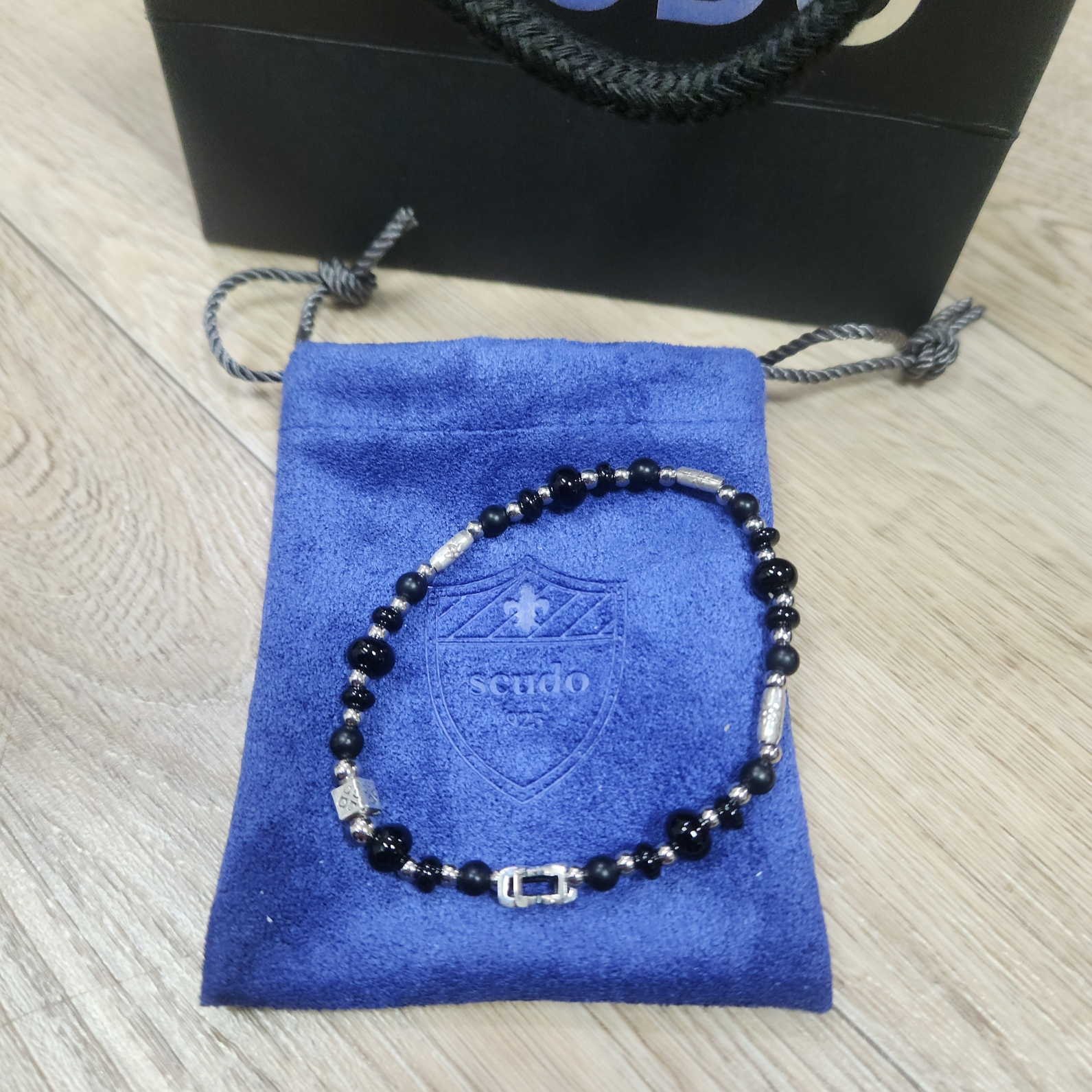 Scudo Garden Karen Beads Bracelet Black, Gucci Ring with Double G Silver 착용 스타일 - 1