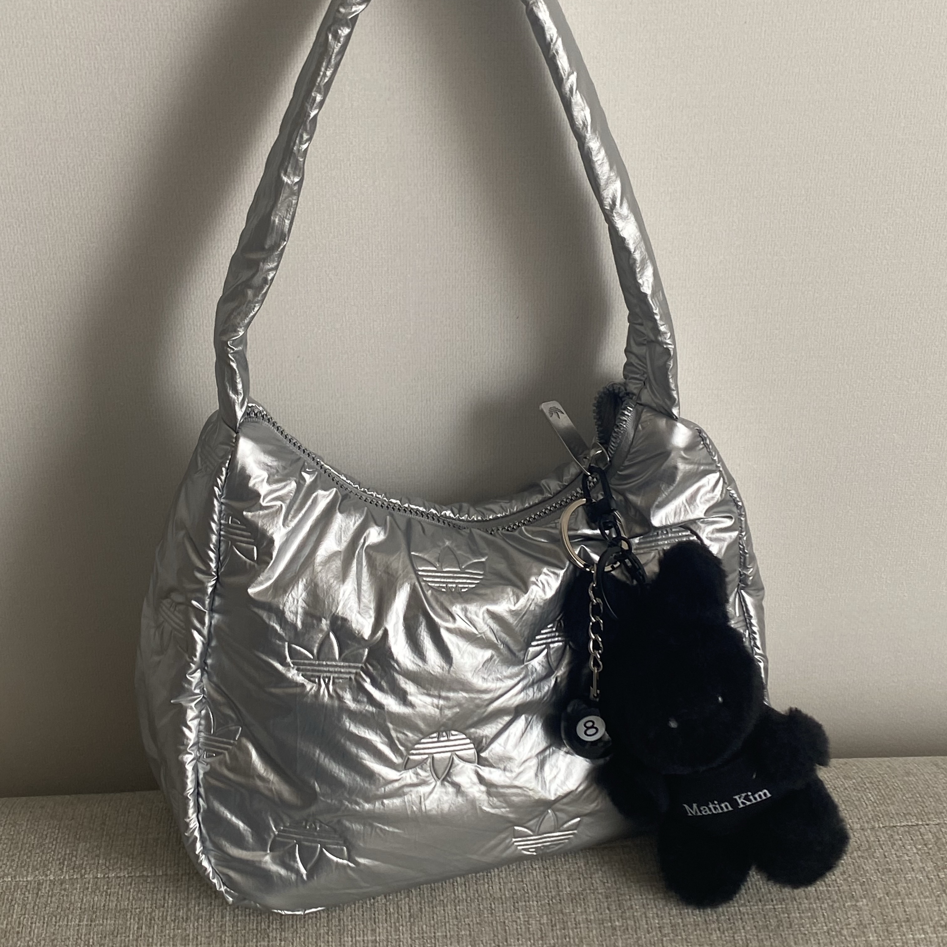 Adidas Puffy Satin Mini Shoulder Bag Silver Metallic, Stussy 8 Ball Keychain Black 착용 스타일