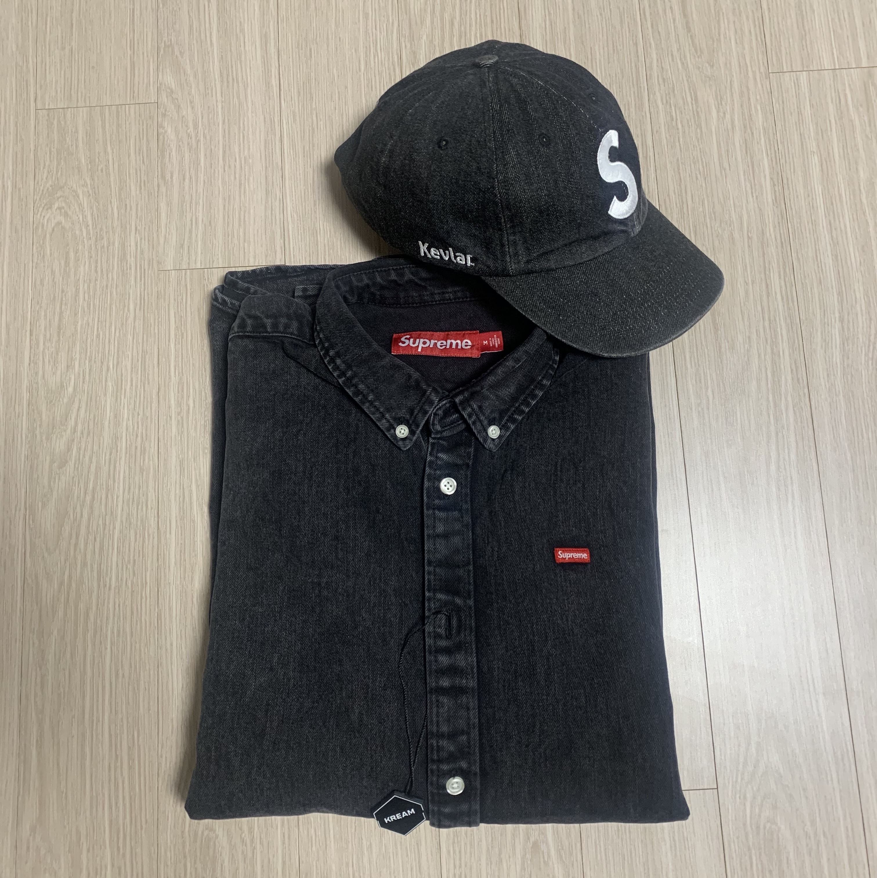 Supreme Small Box Shirt Washed Black - 24SS, Supreme Kevlar Denim S Logo 6-Panel Black - 22SS 착용 스타일 - 1