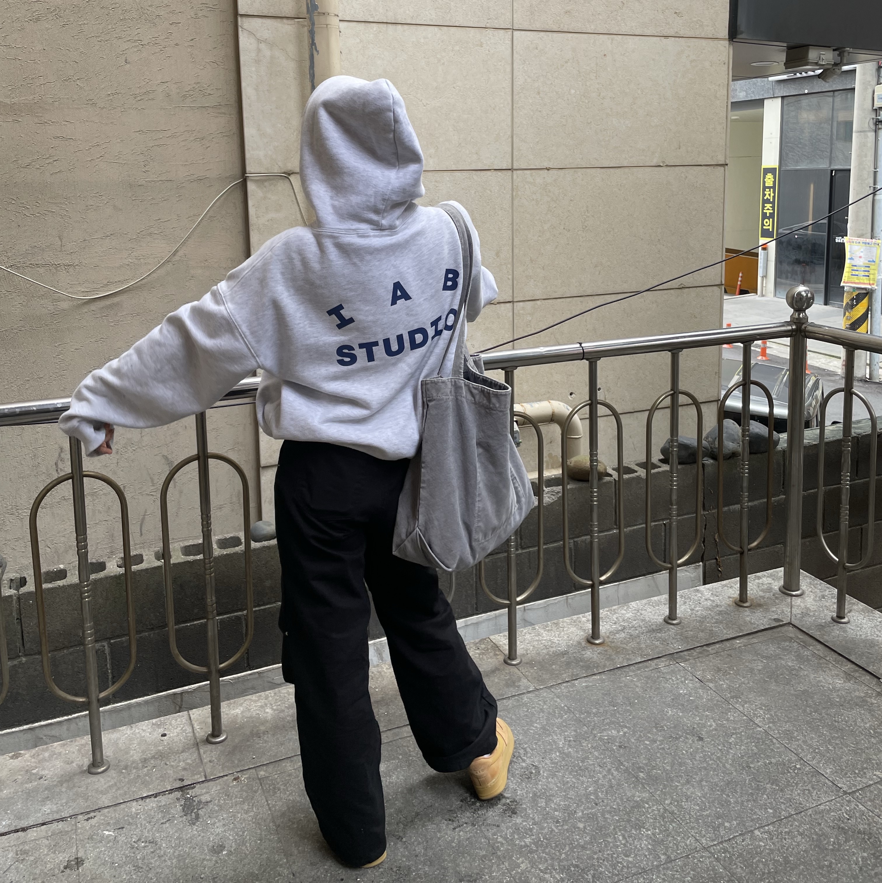 IAB Studio Hoodie Light Gray 착용 스타일