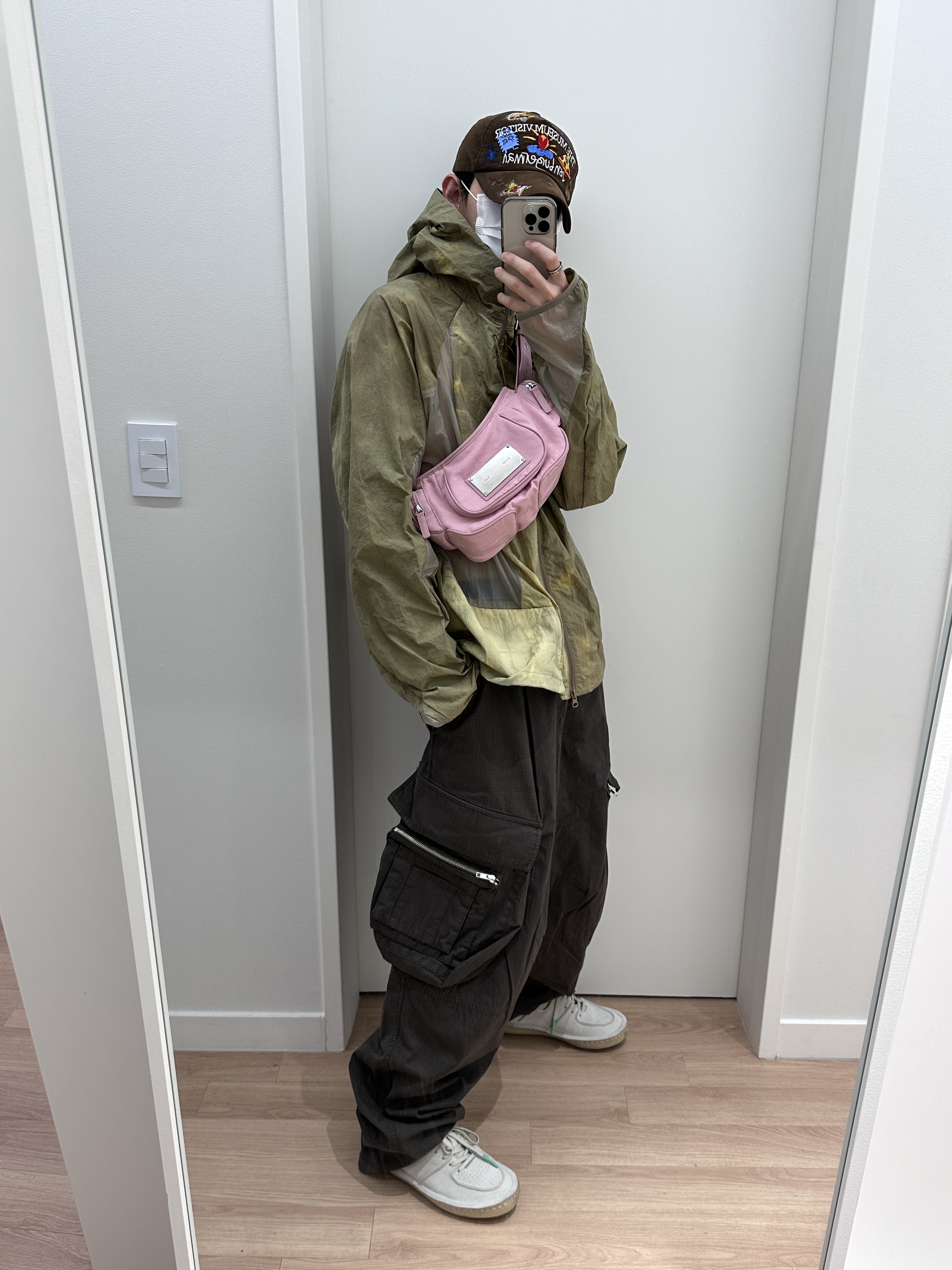 The Museum Visitor x Jon Burgerman Hand Painted Pizza & Poch Corduroy Ball Cap Brown, Matin Kim Madeleine Round Bag Pink 착용 스타일 - 4